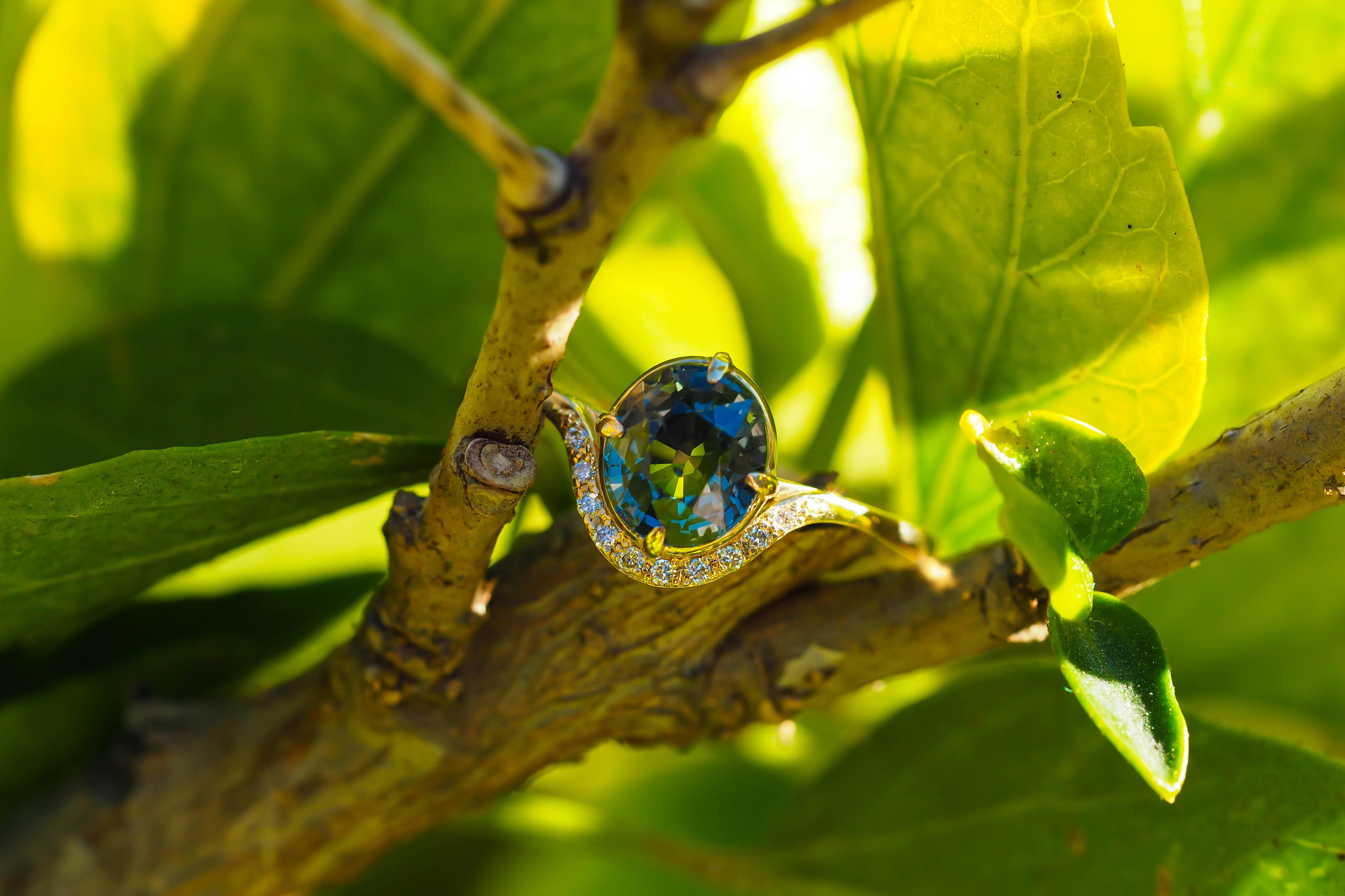 14 Kt Gold Ring with Sapphire and Diamonds 7