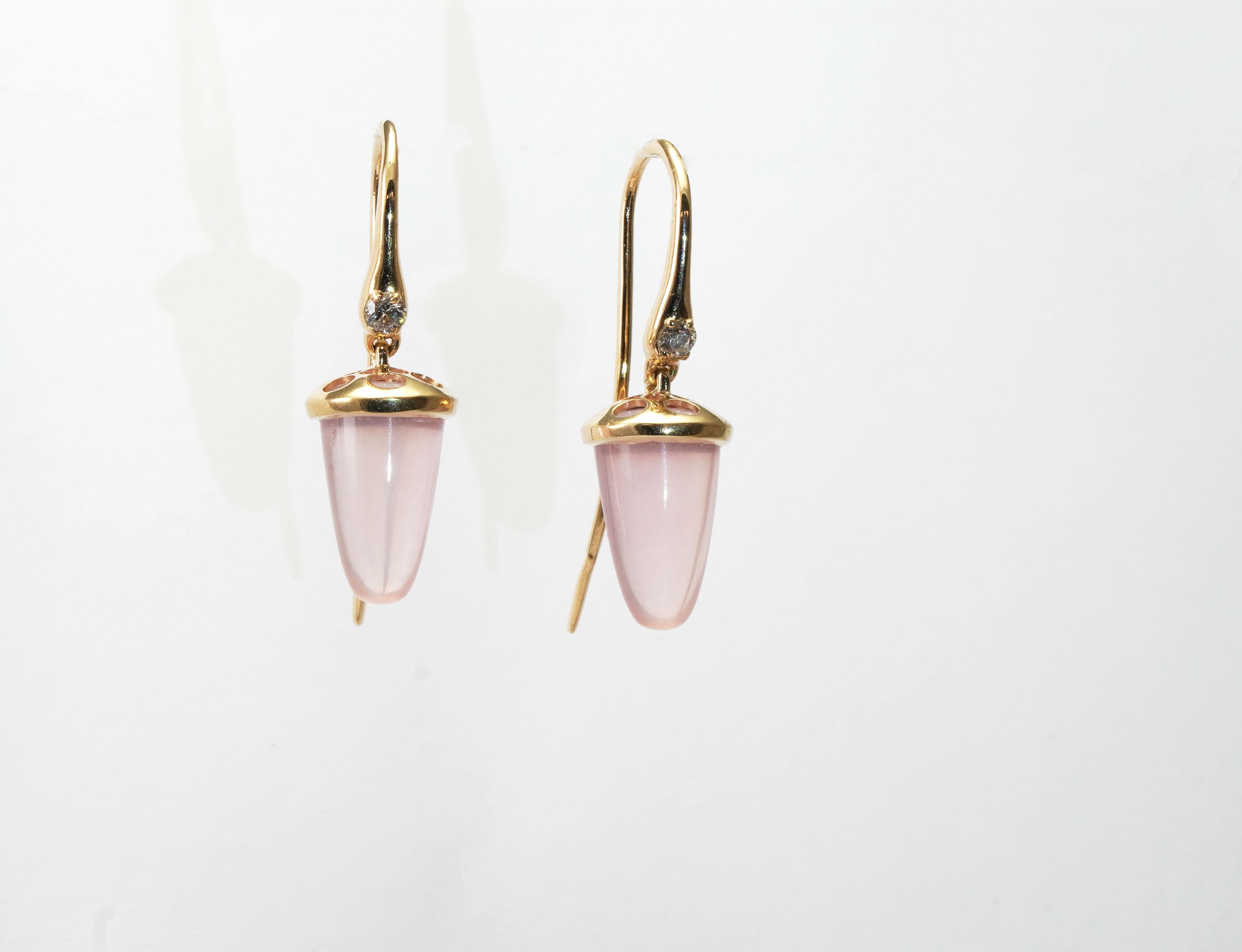 14 kt gold pair of earrings with diamonds and Rose Quartz
Gold color: Yellow
Total weight: 4.43 grams

Set with:
- Rose Quartz
Cut: Cabochon
Colour: Rose

- 2 diamonds in total: 0.08 ct
Cut: Brilliant
Colour / Clarity: G / VS 