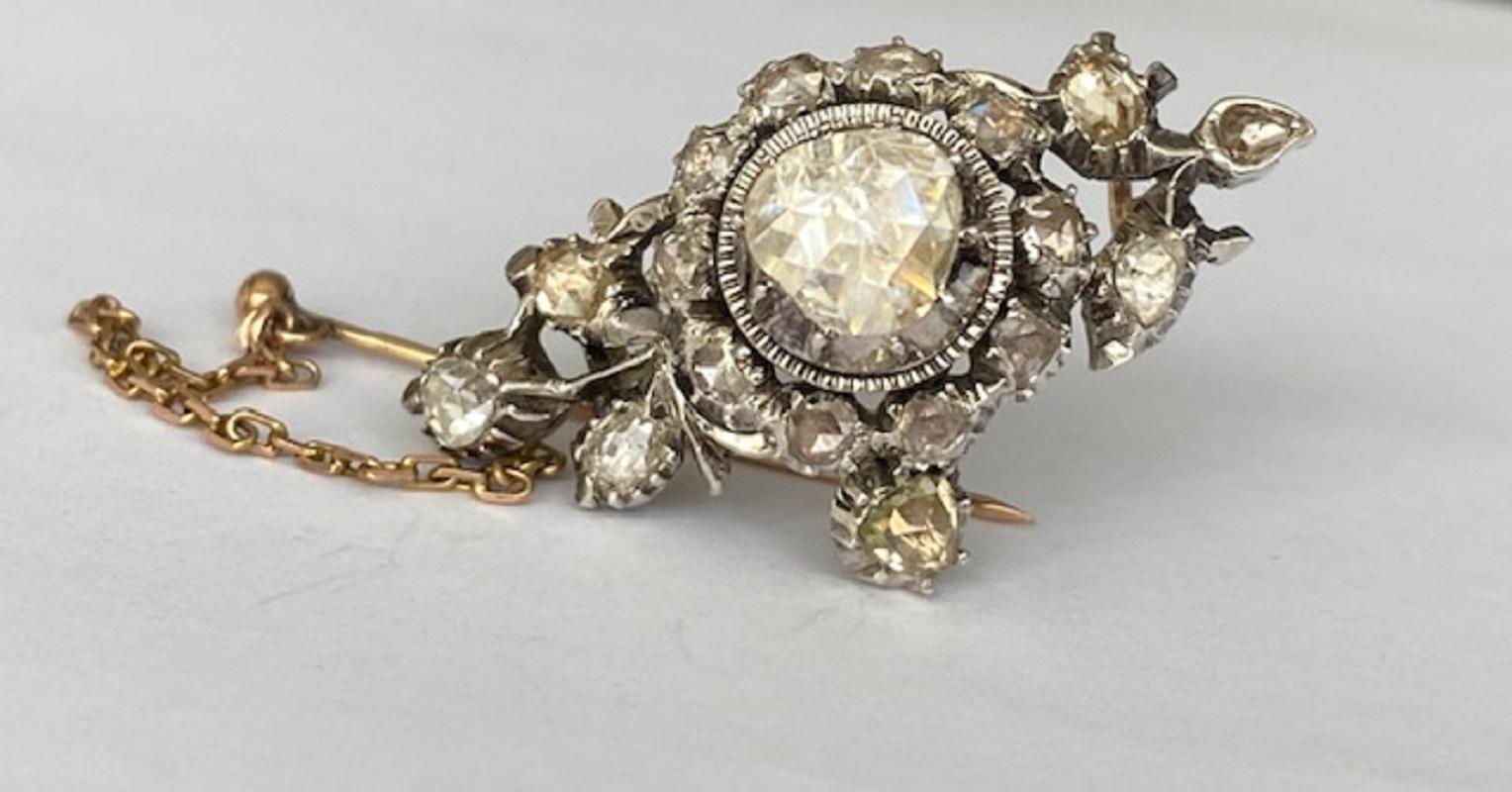 This beautiful antique brooch is made of 14 karat yellow gold and silver and comes from MT J. Rozendaal in Hoorn, 1923 - 1926. The brooch is entirely set with rose diamonds, of which one diamond in the centre is approx. 2.30 ct (a modern brilliant
