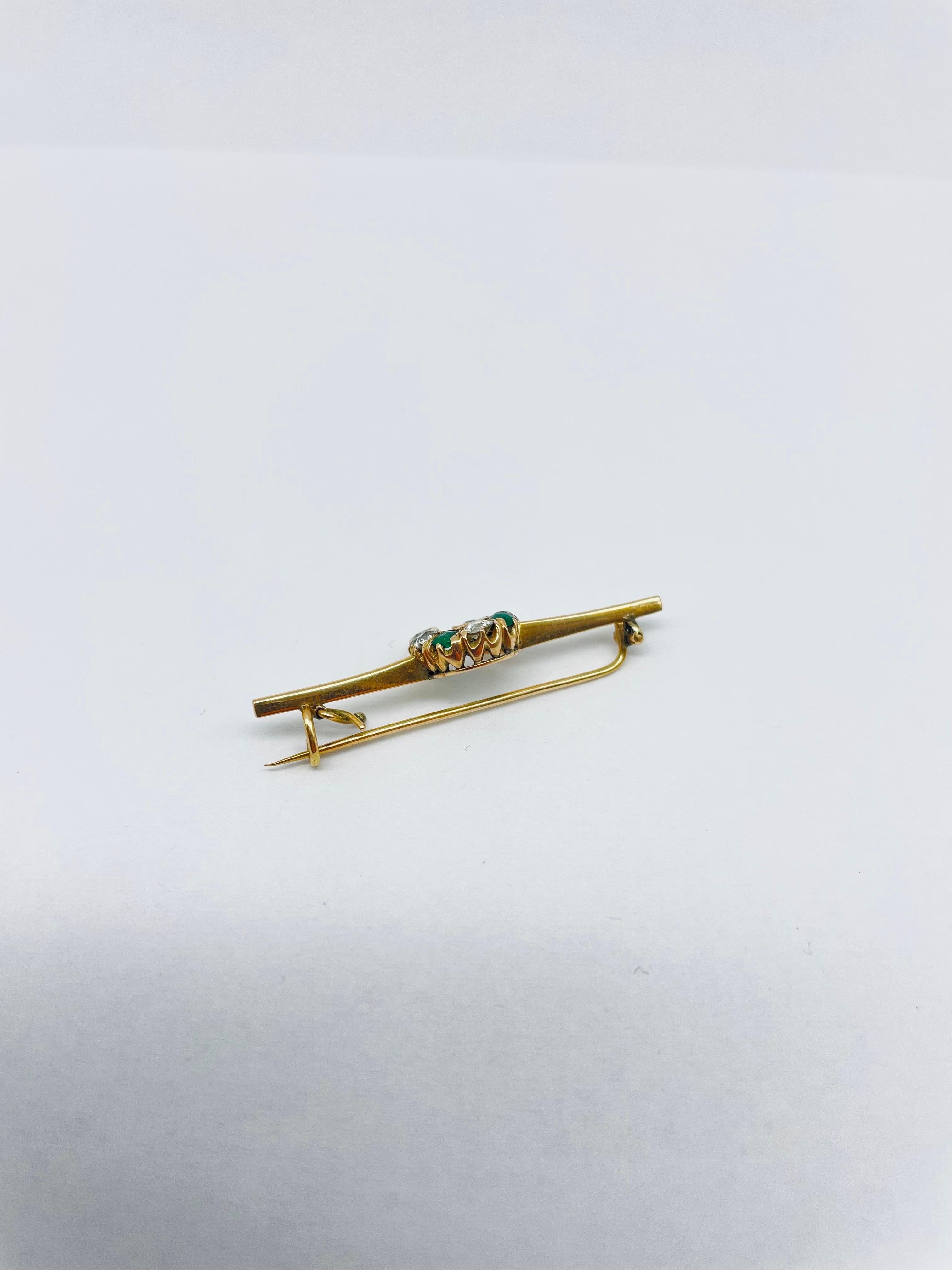 14 Kt Horseshoe Bar Brooch with Diamonds Emerald In Good Condition In Berlin, BE