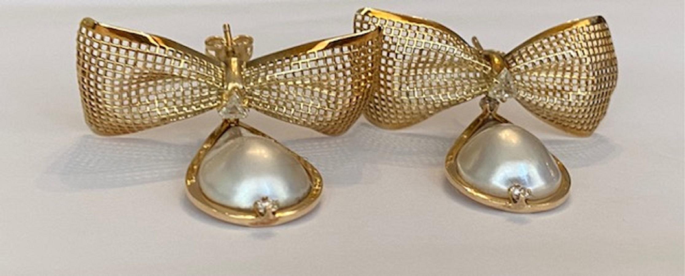 14 kt. Mabe pearls, Yellow gold earrings with diamonds In Good Condition In AMSTERDAM, NL