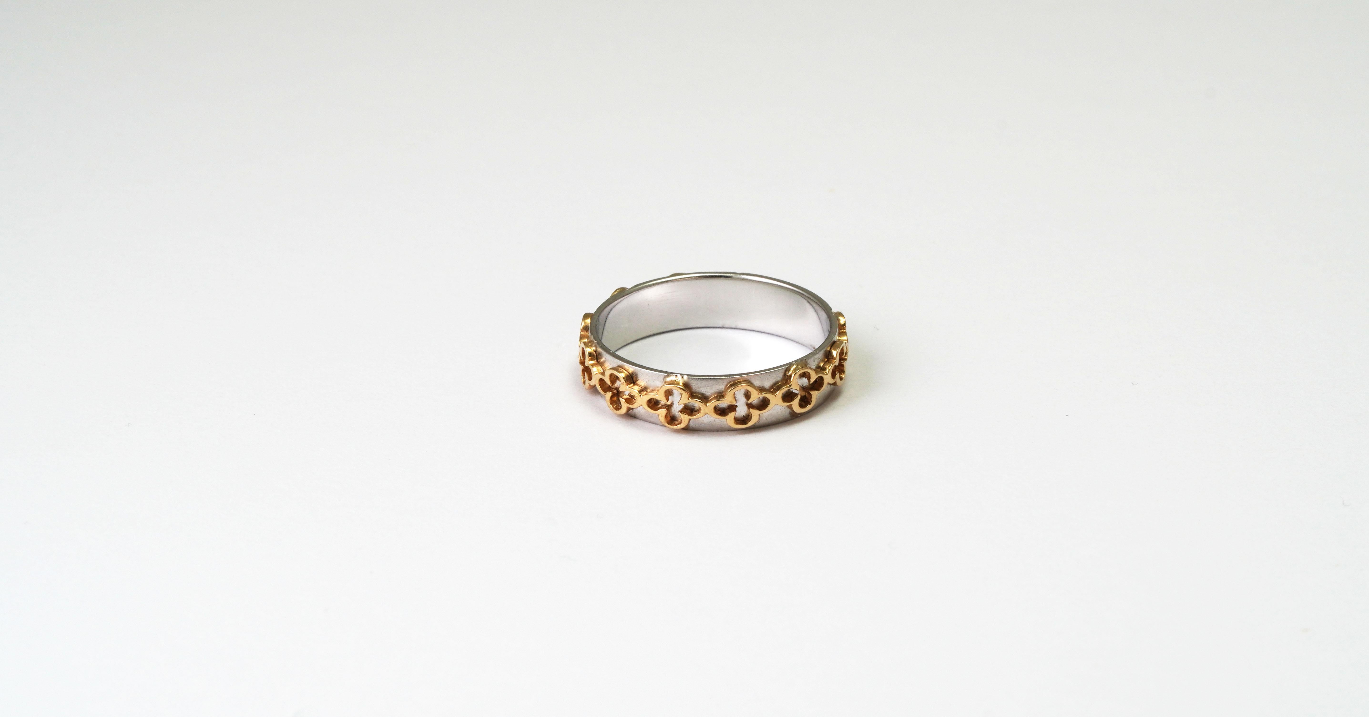 14 kt Gold ring
Gold color: White and Yellow
Ring size: 5
Total weight: 2.10 grams
