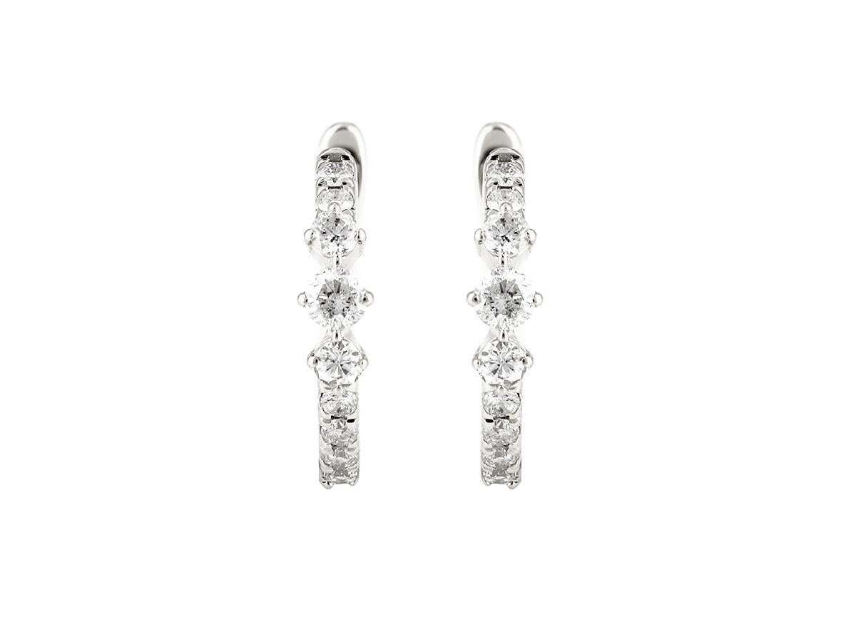 Matériau :  Or blanc 14KT
Poids de l'or : 1,55 gramme
Taille des boucles d'oreilles : 1cmX1cm
Serti de : Diamants
Pierre : 18 diamants naturels

Carat de diamant : 0.30
Couleur du diamant :  GH
Clarté du diamant :  SI
Taille du diamant :  Coupe