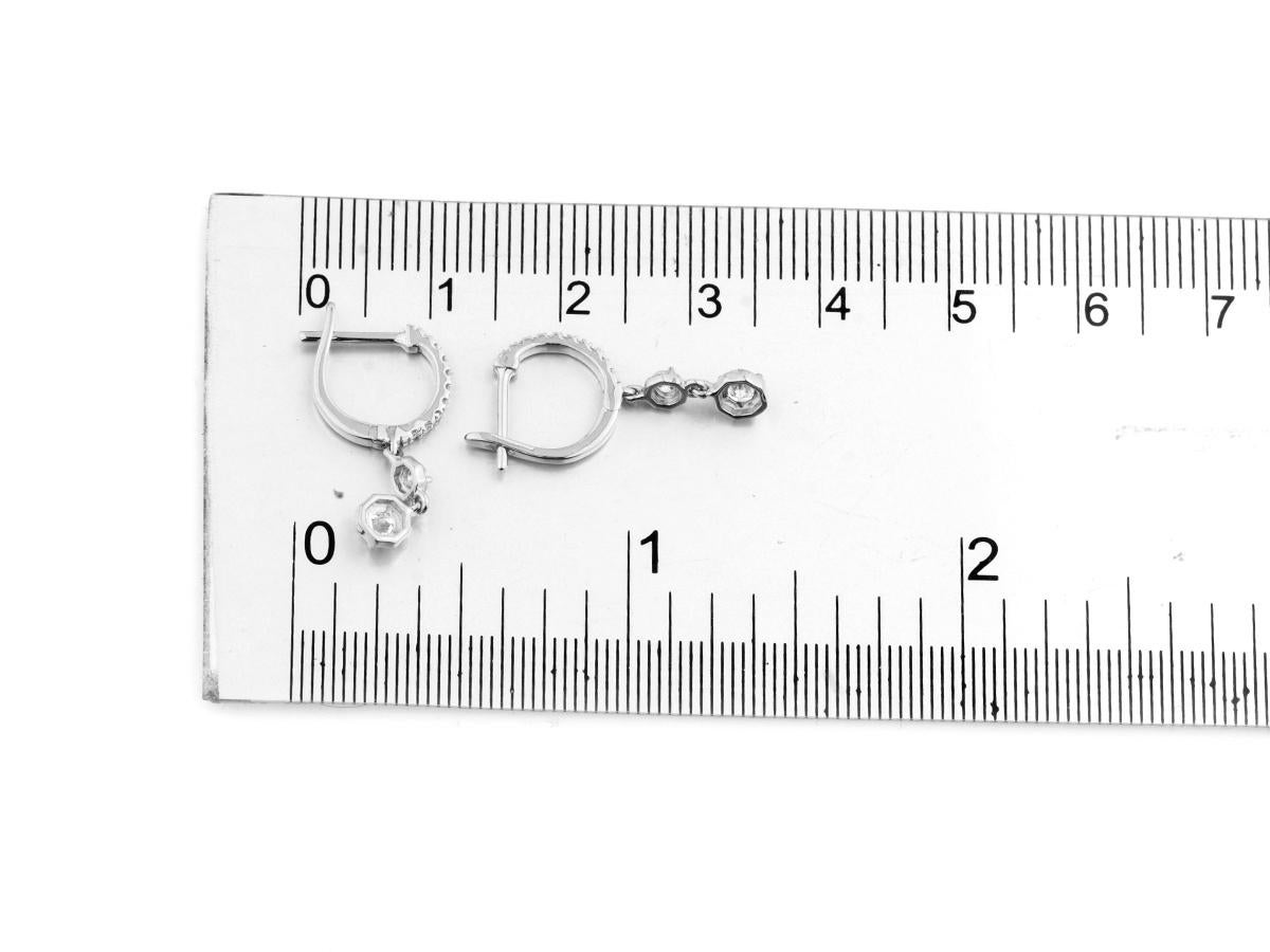 Taglio brillante 14K White Gold Huggie Hoop Earrings with Bezel-Set Diamond Drops in vendita