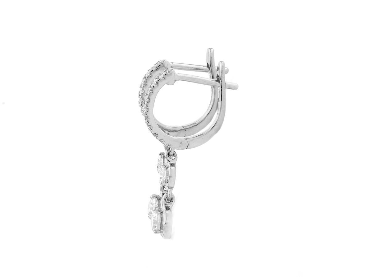14K White Gold Huggie Hoop Earrings with Bezel-Set Diamond Drops In condizioni Nuovo in vendita a Antwerp, BE