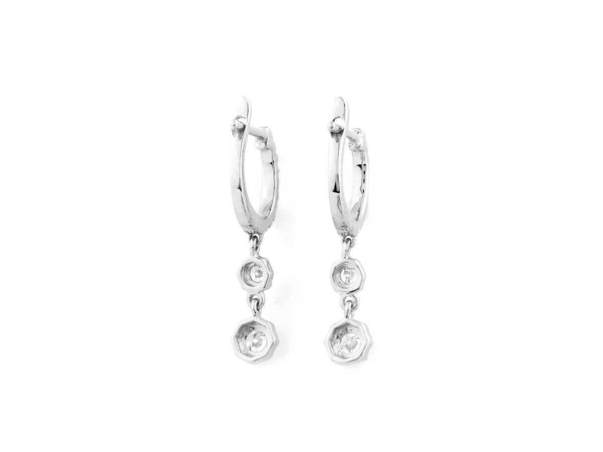 14K White Gold Huggie Hoop Earrings with Bezel-Set Diamond Drops in vendita 1