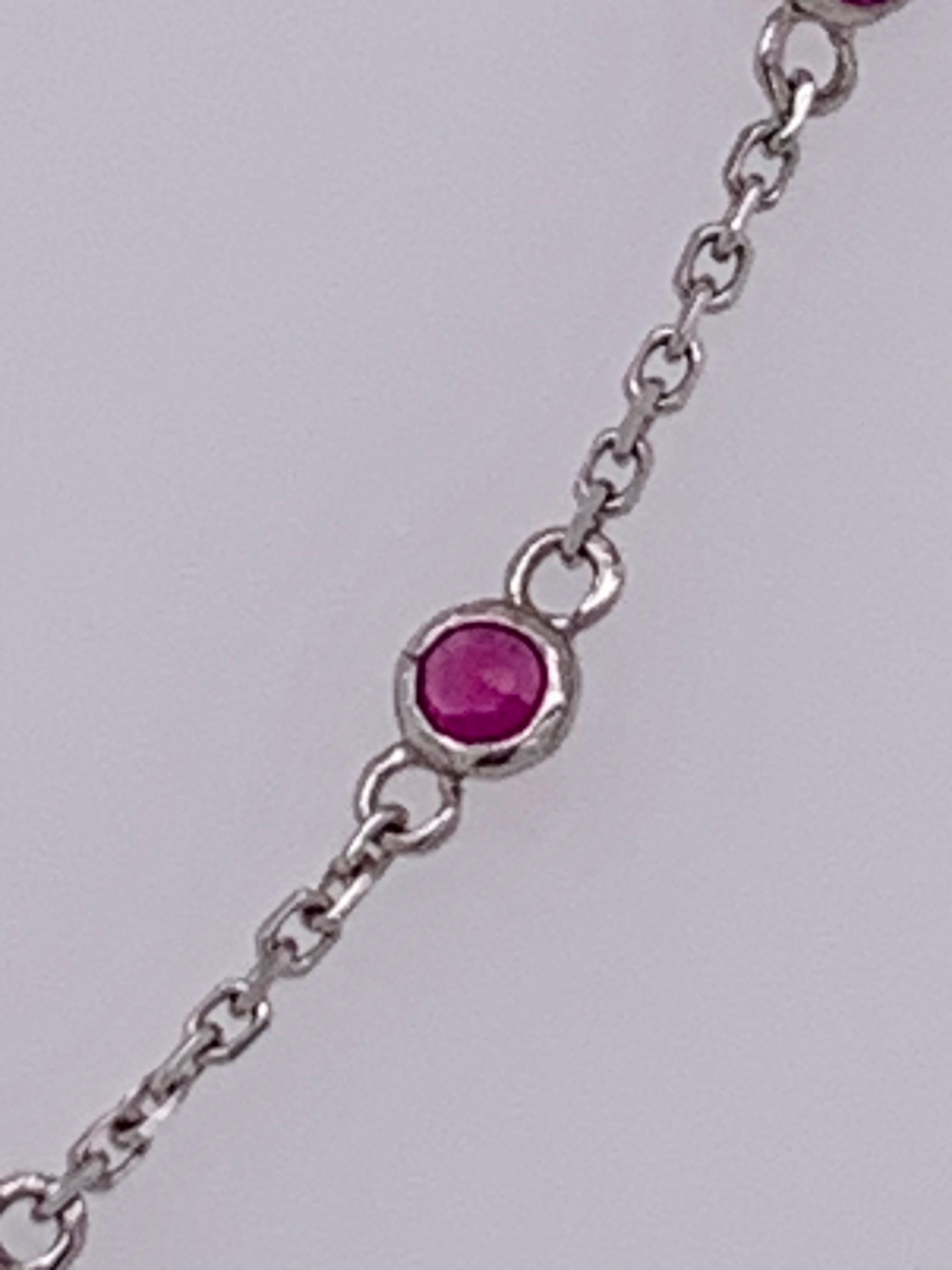 14 Karat White Gold Oval Link Necklace with Garnet Stones In Good Condition For Sale In Stamford, CT