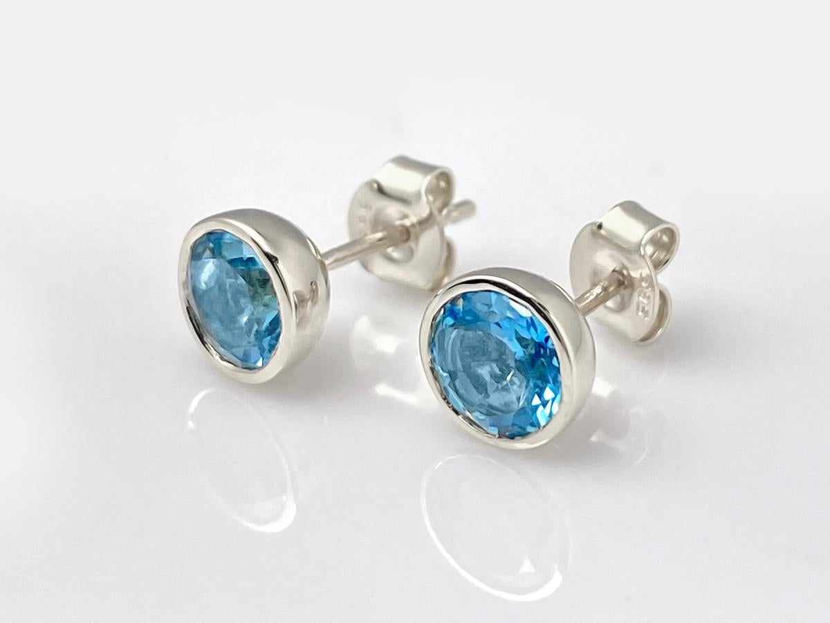 Contemporaneo 14KT White Gold Round Blue Topaz Bezel-Set Stud Earrings in vendita