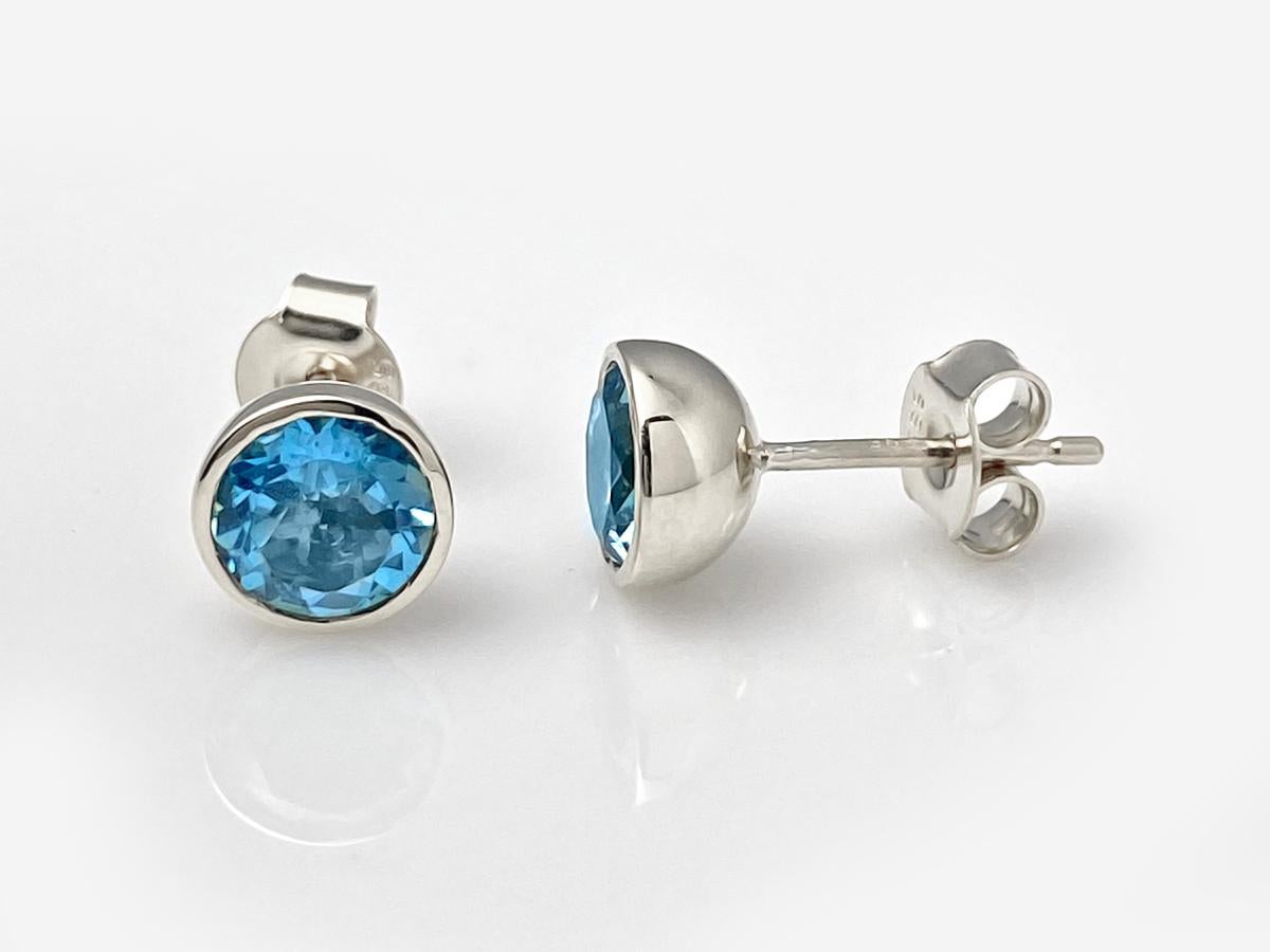 Taglio rotondo 14KT White Gold Round Blue Topaz Bezel-Set Stud Earrings in vendita