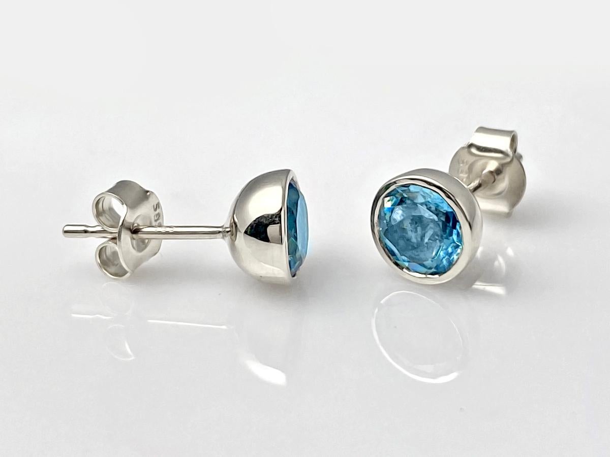 14KT White Gold Round Blue Topaz Bezel-Set Stud Earrings In condizioni Nuovo in vendita a Antwerp, BE