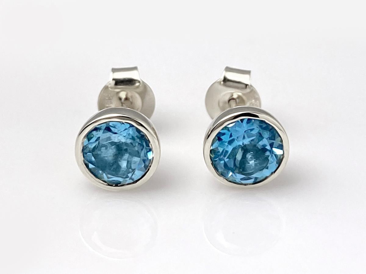 14KT White Gold Round Blue Topaz Bezel-Set Stud Earrings in vendita 1