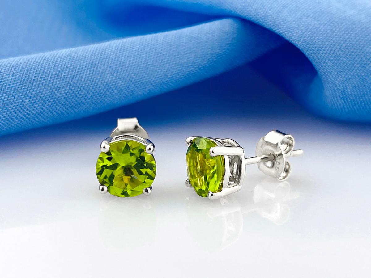 Material :  14KT White Gold
Gold Weight : 1.98 Gram
Earring Size : 0.5cmX1.5cm
Set with : Peridot

Gem Stone : 2 Peridot
Gem Stone Carat : 2.62

Condition :  New

Certification : No Certificate

Design Code :  11955-SE007357-PRD

Note :
Please pay