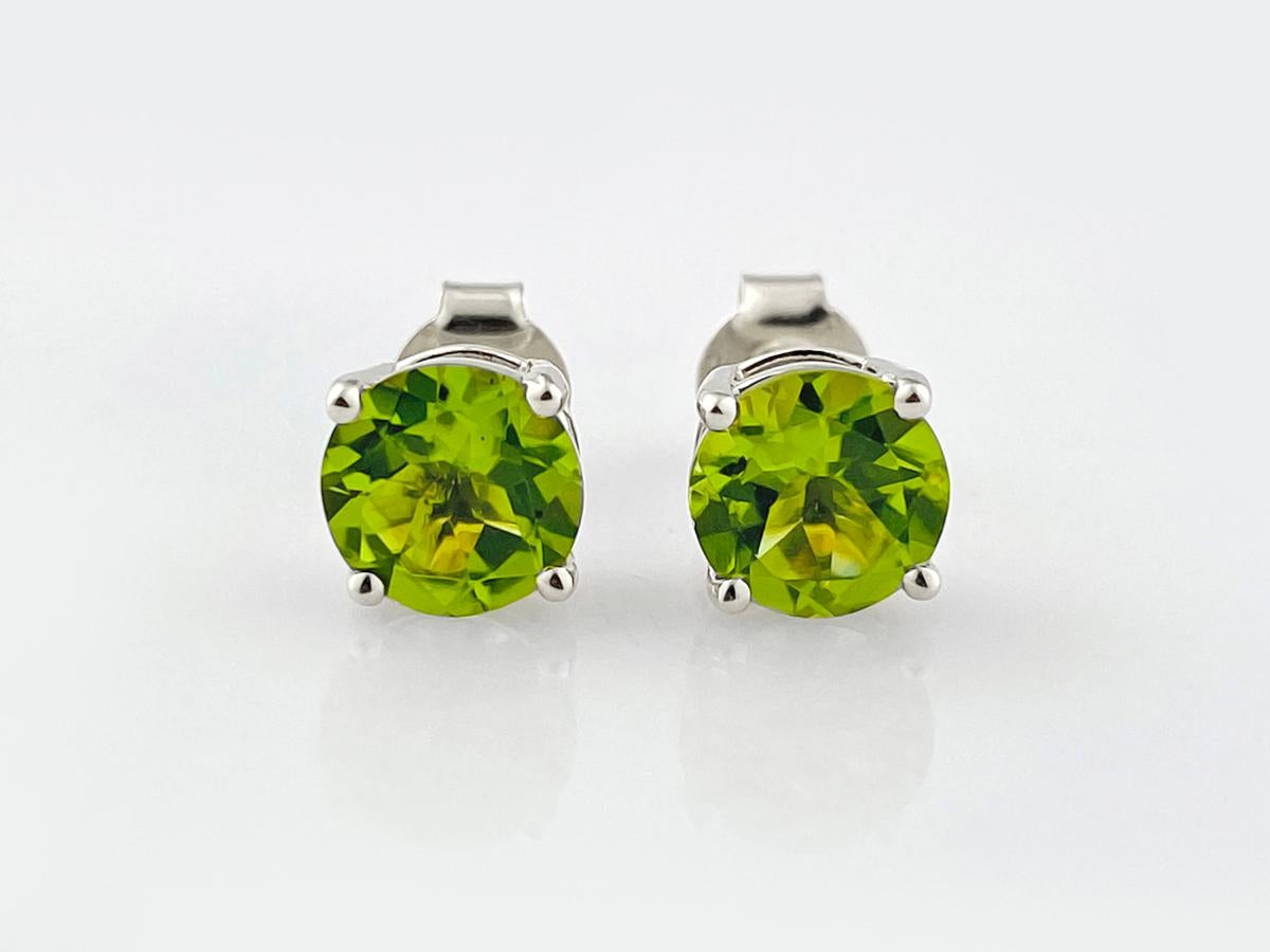 14 kt White gold 2.62ct Peridot 'Lime Zest' Studs In condizioni Nuovo in vendita a Antwerp, BE