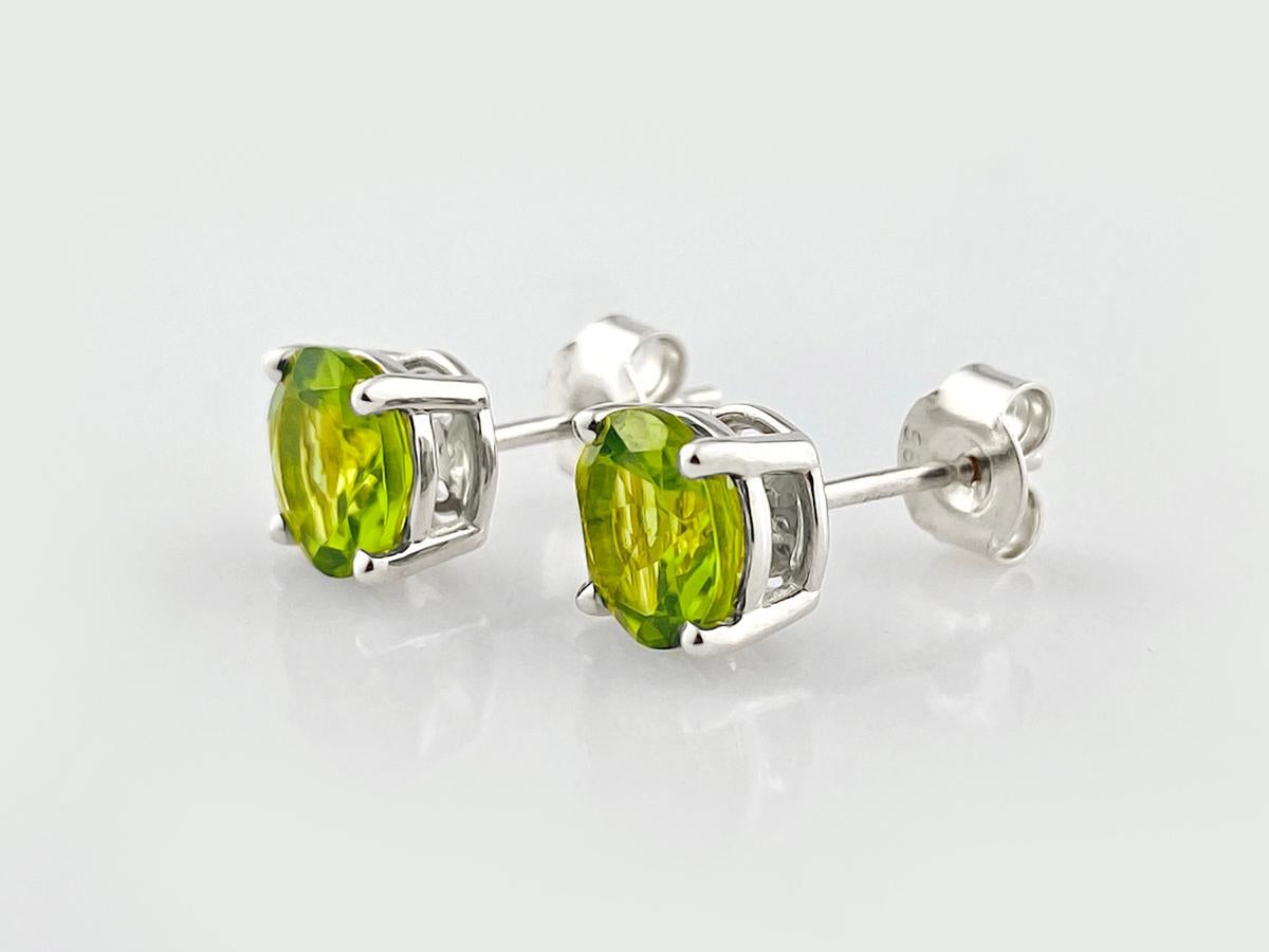 Donna 14 kt White gold 2.62ct Peridot 'Lime Zest' Studs in vendita