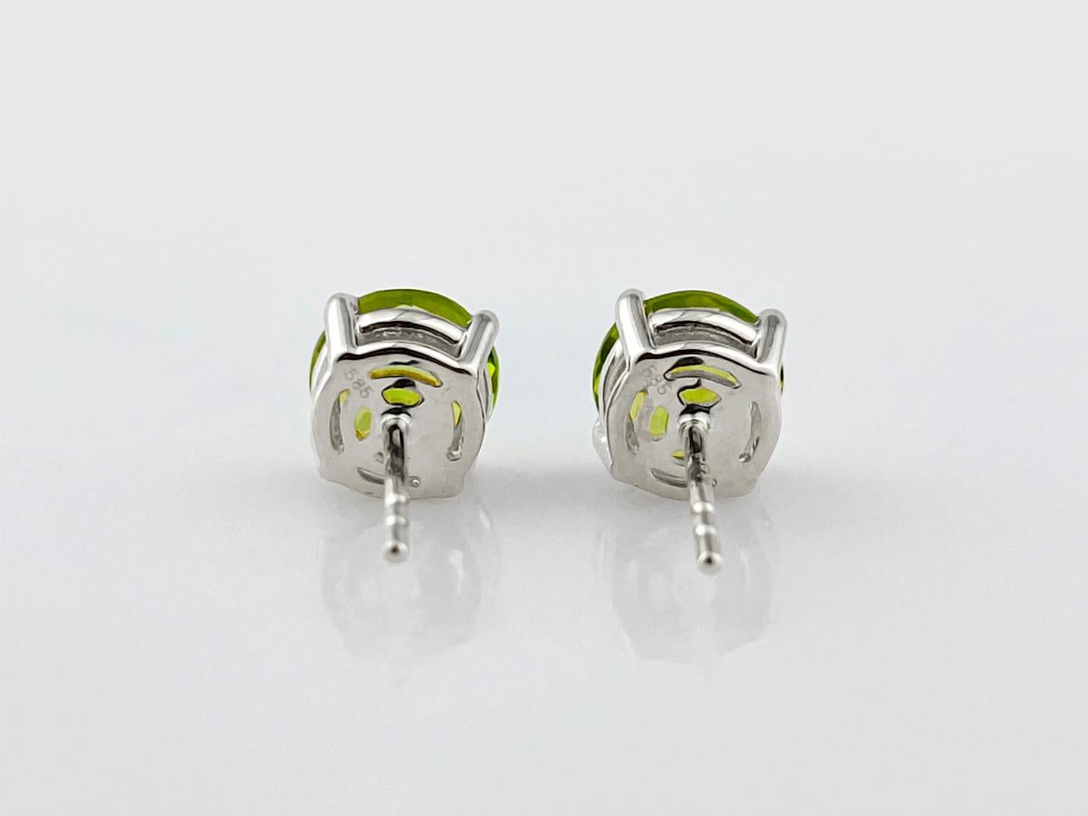 14 kt White gold 2.62ct Peridot 'Lime Zest' Studs in vendita 1