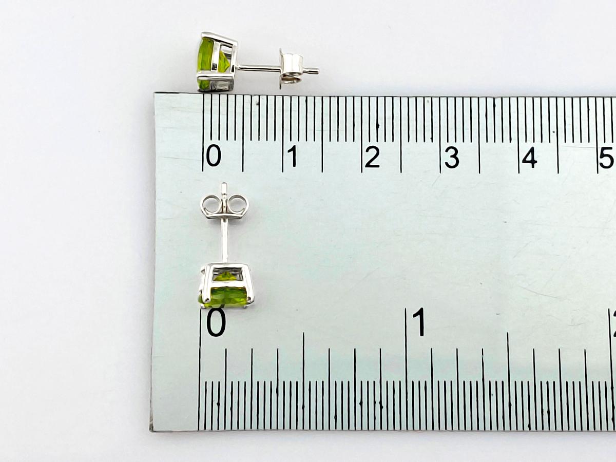 14 kt White gold 2.62ct Peridot 'Lime Zest' Studs in vendita 2