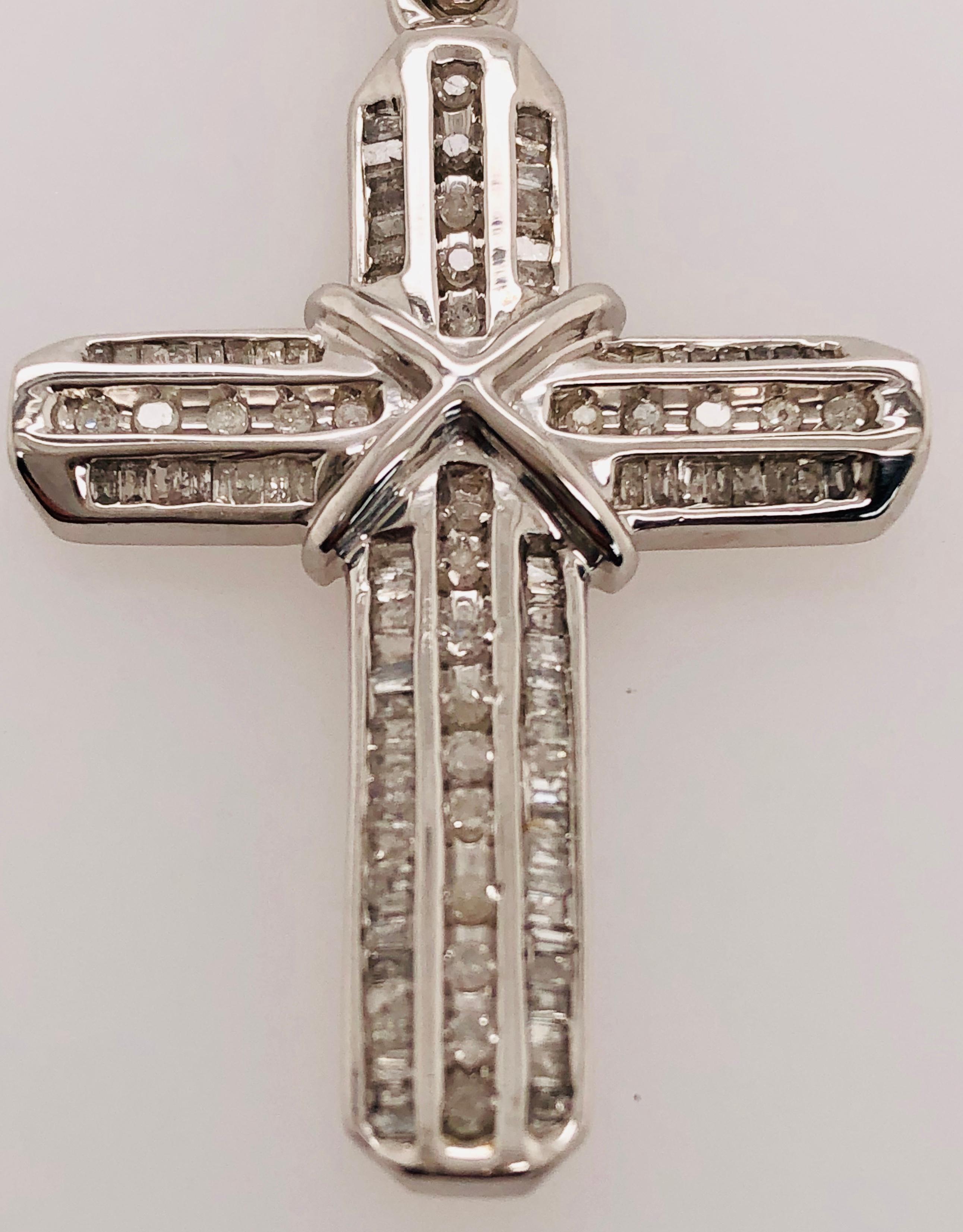 pendentif en forme de croix en or blanc 14 Kt avec diamants 1.00 Poids total des diamants.
6.57 grammes Poids total. 46.75 mm de haut jusqu'au fermoir et 28 mm de large. 