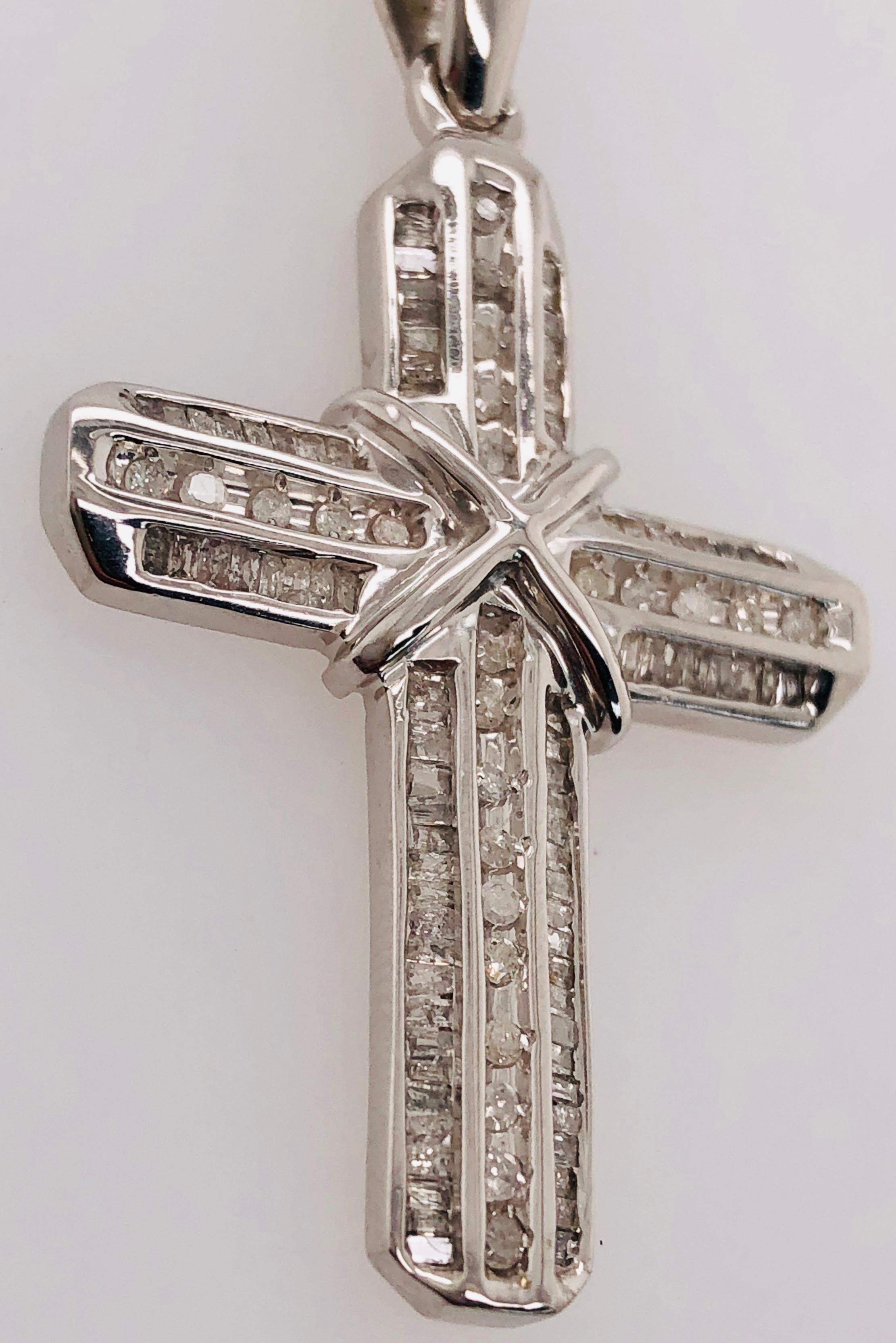 Moderne Pendentif croix en or blanc 14 carats et diamants d'un poids total de 1,00 carat en vente