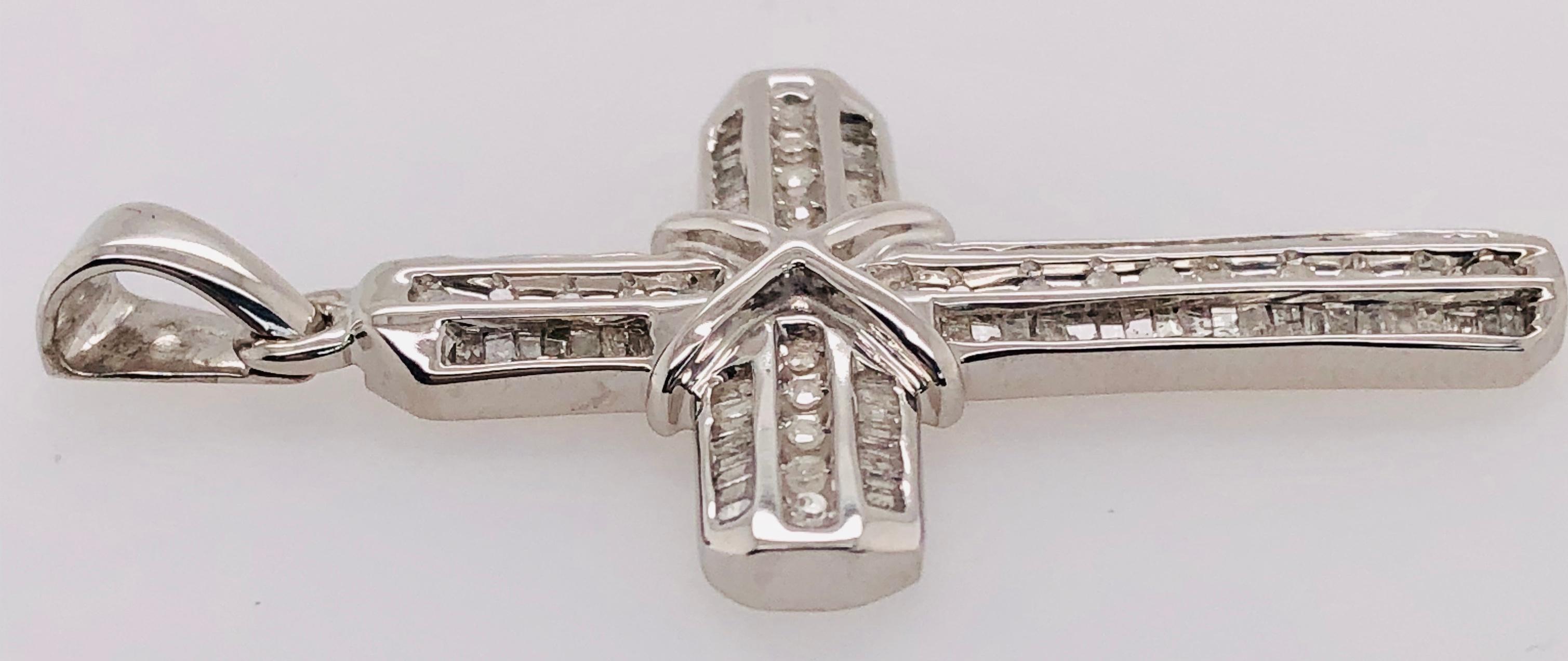 Taille brillant Pendentif croix en or blanc 14 carats et diamants d'un poids total de 1,00 carat en vente