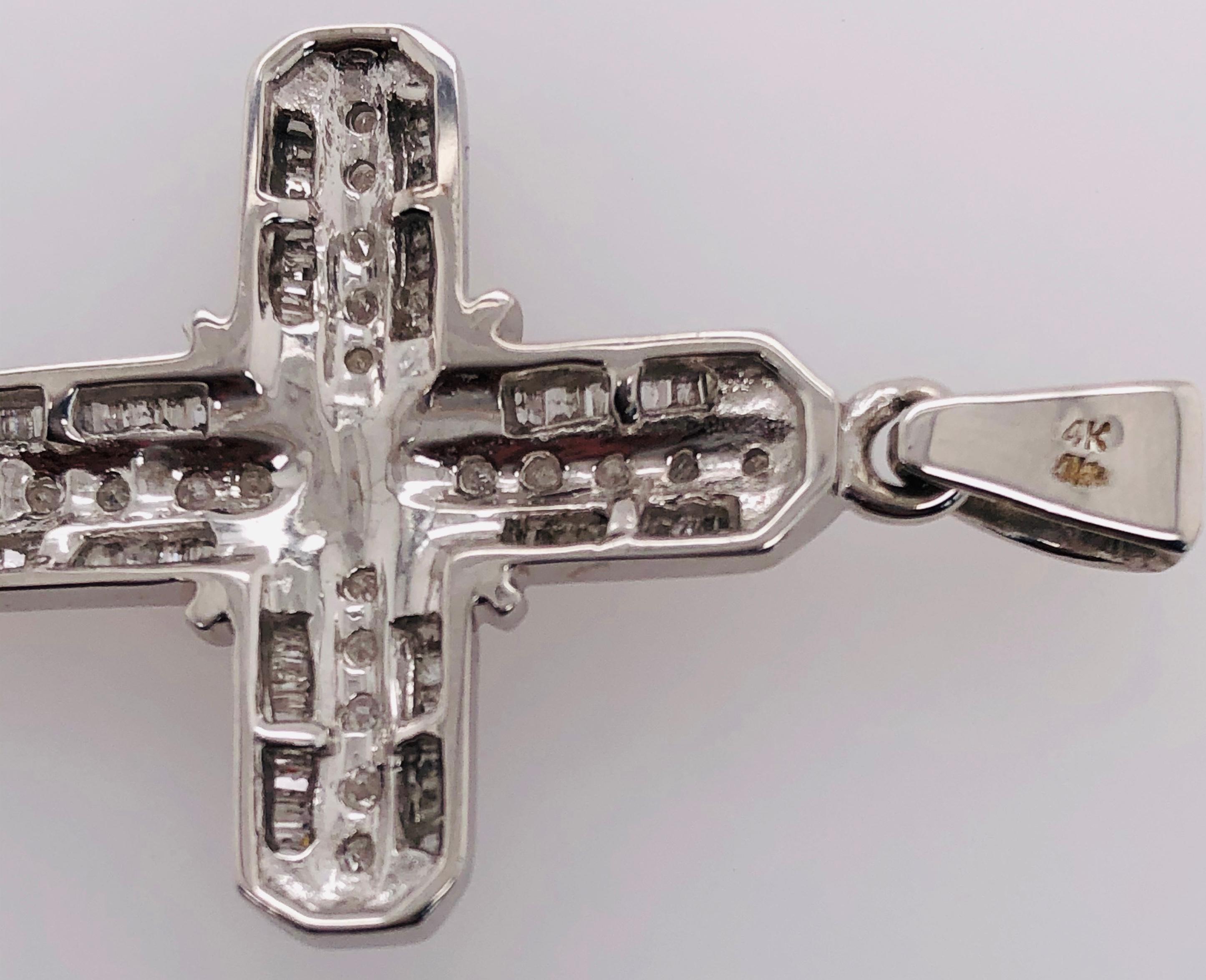 Pendentif croix en or blanc 14 carats et diamants d'un poids total de 1,00 carat Bon état - En vente à Manhasset, NY