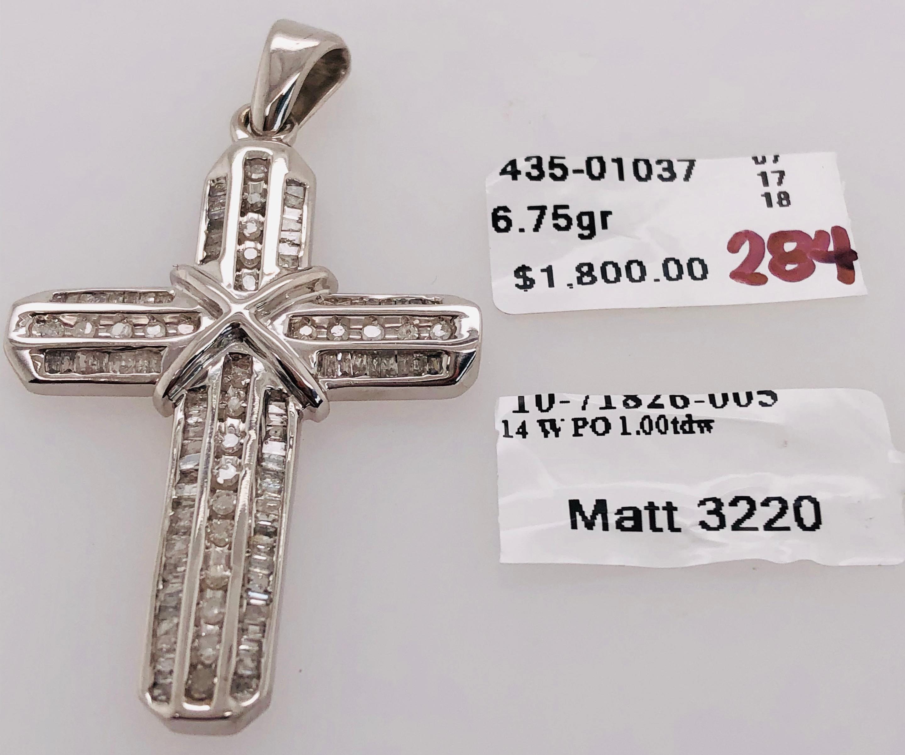 Pendentif croix en or blanc 14 carats et diamants d'un poids total de 1,00 carat en vente 1