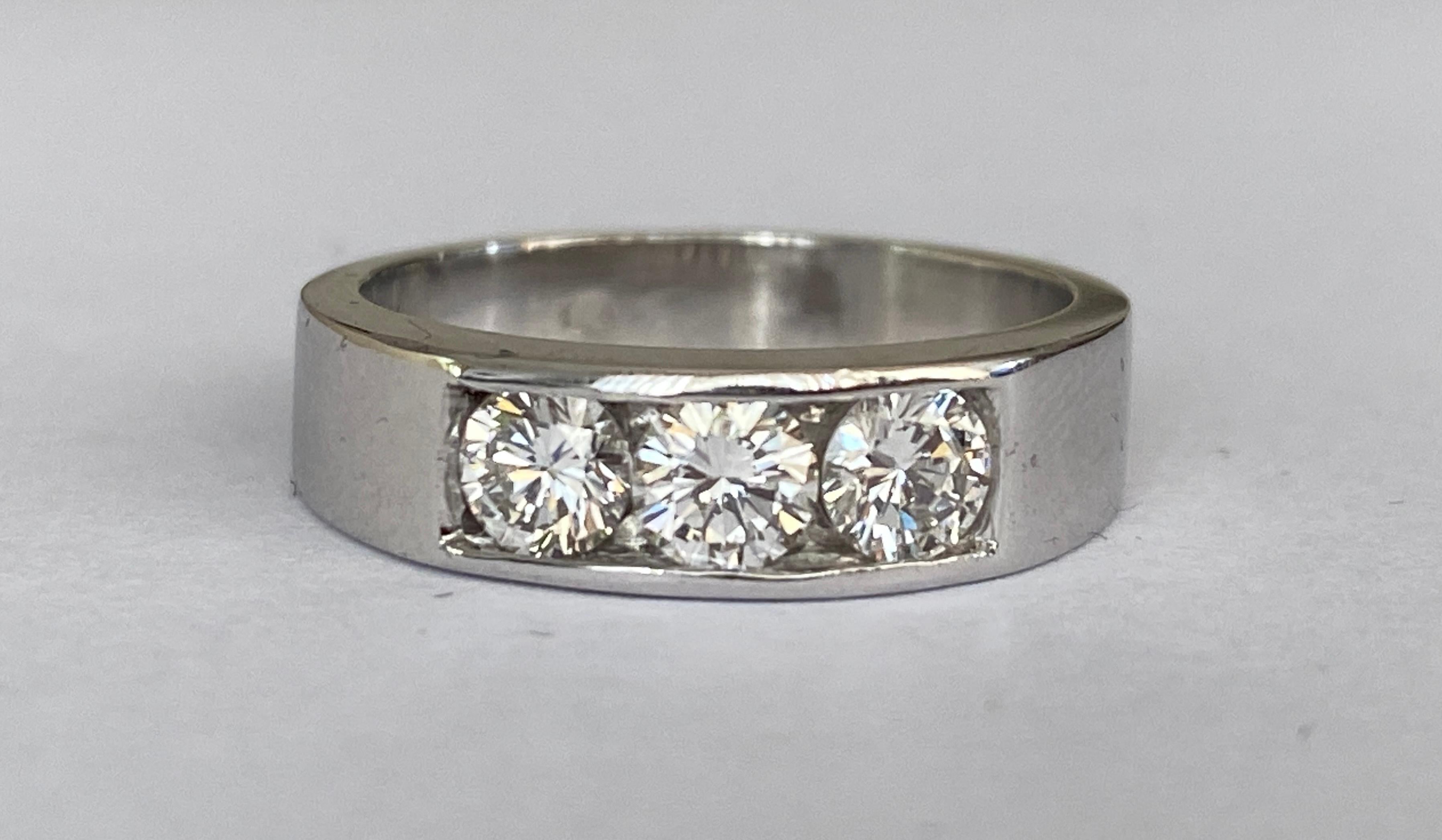 Offered white gold 14 carat Three stones bandring decorated with 3 pieces of brilliant cut diamonds of approx. 0.72 ct in total of quality G/VVS.

Gold content: 585 (hallmarked)
Weight: 6.85 grams
Height of the ring : 6mm
Ring size: 17.00