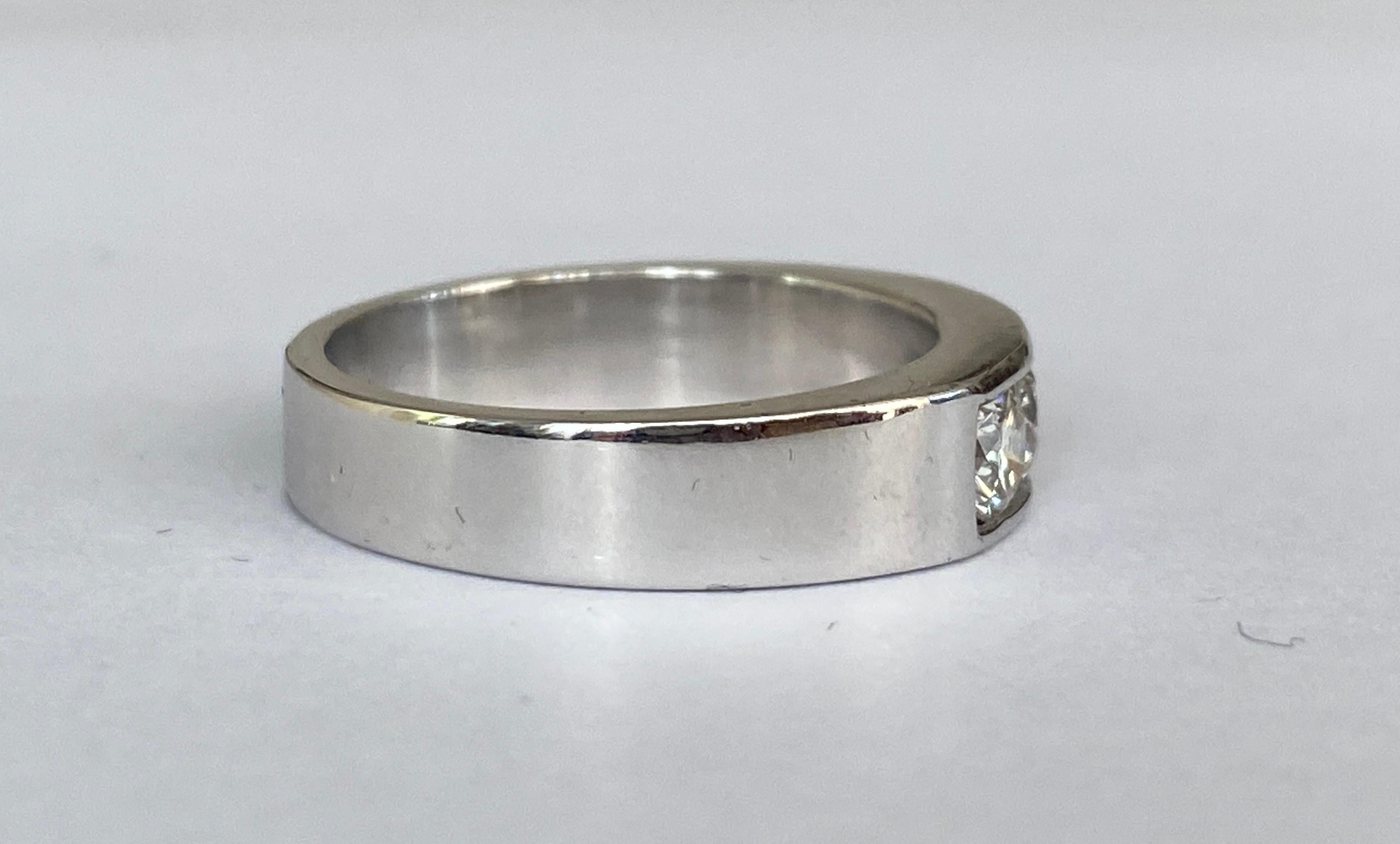 Brilliant Cut 14 kt. White gold Band Three stones Ring with Diamonds For Sale