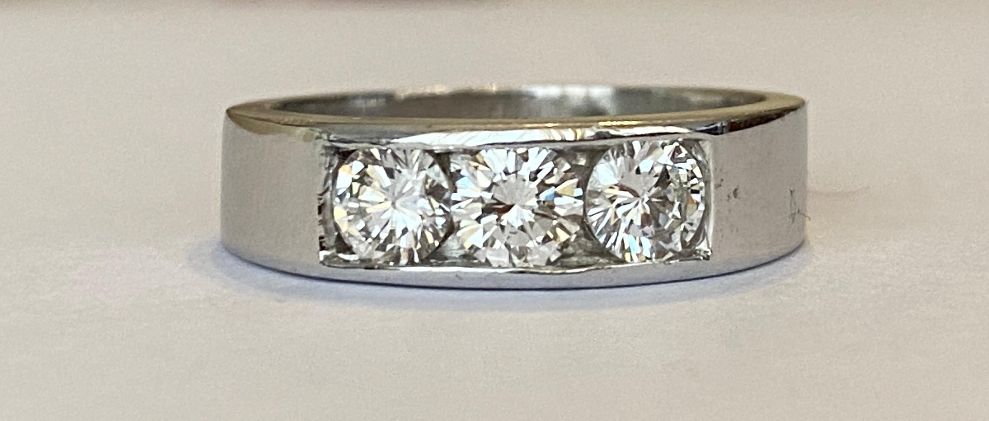14 kt. White gold Band Three stones Ring with Diamonds In Good Condition For Sale In AMSTERDAM, NL