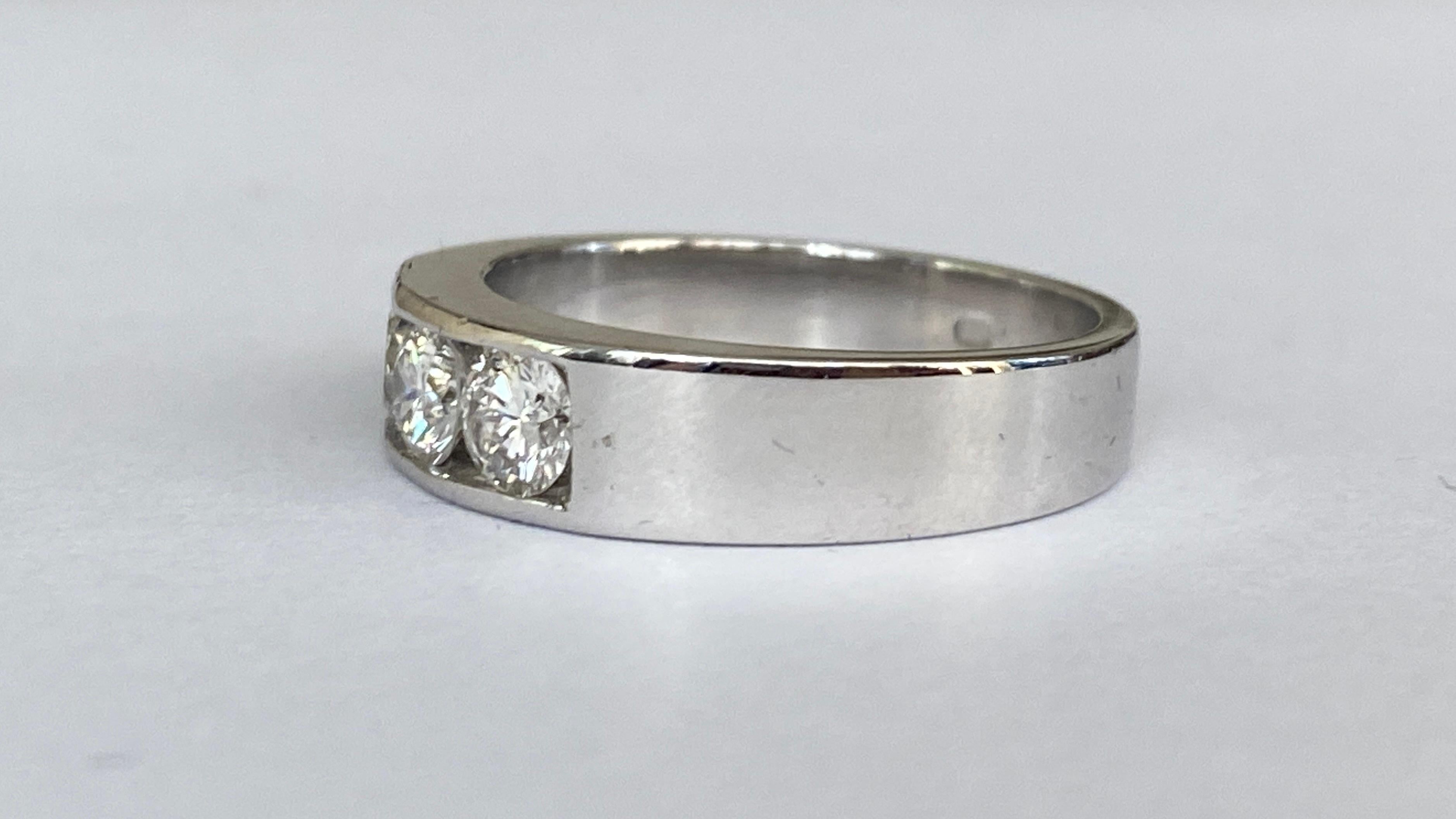 Women's or Men's 14 kt. White gold Band Three stones Ring with Diamonds