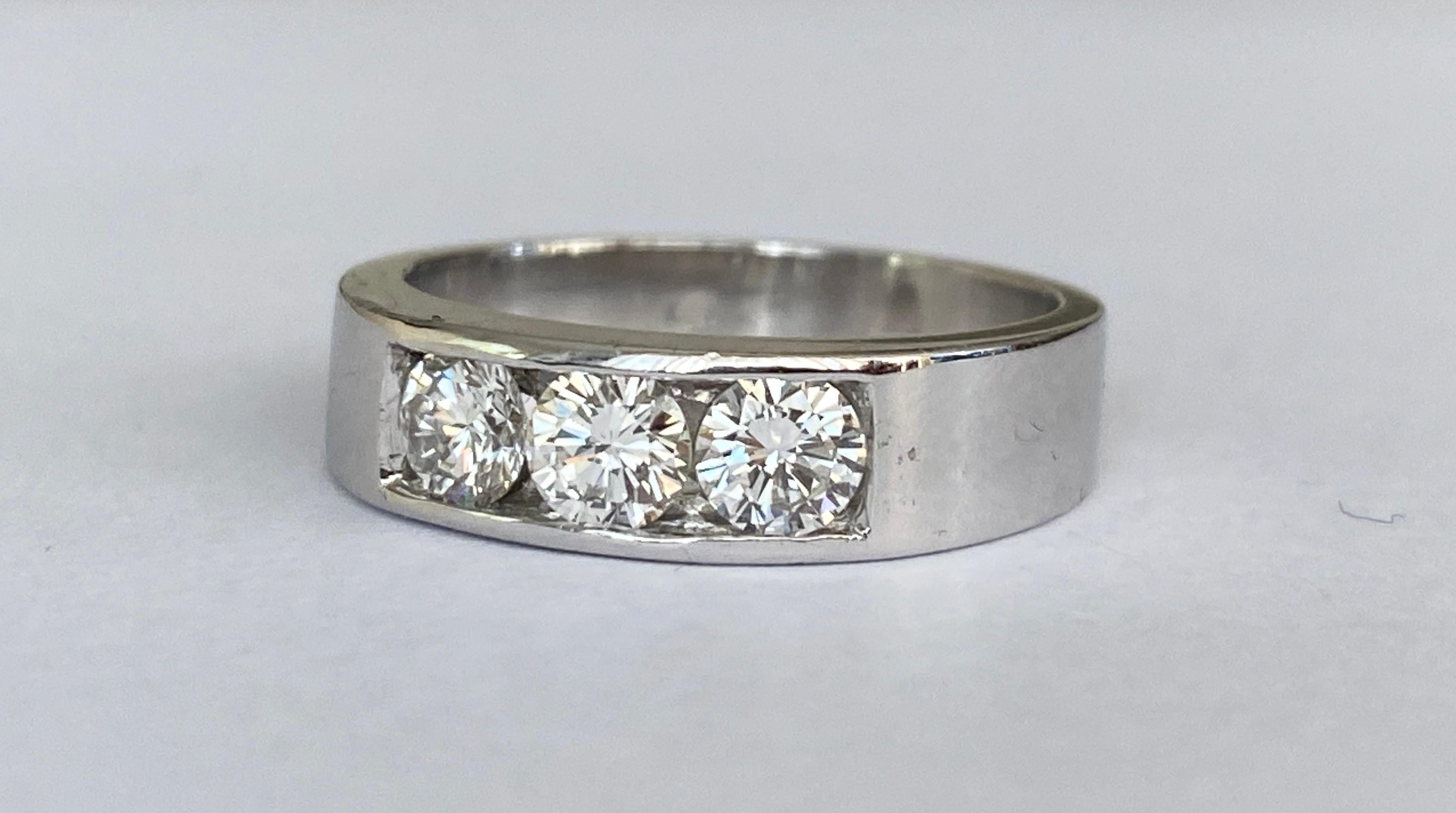 14 kt. White gold Band Three stones Ring with Diamonds For Sale 1