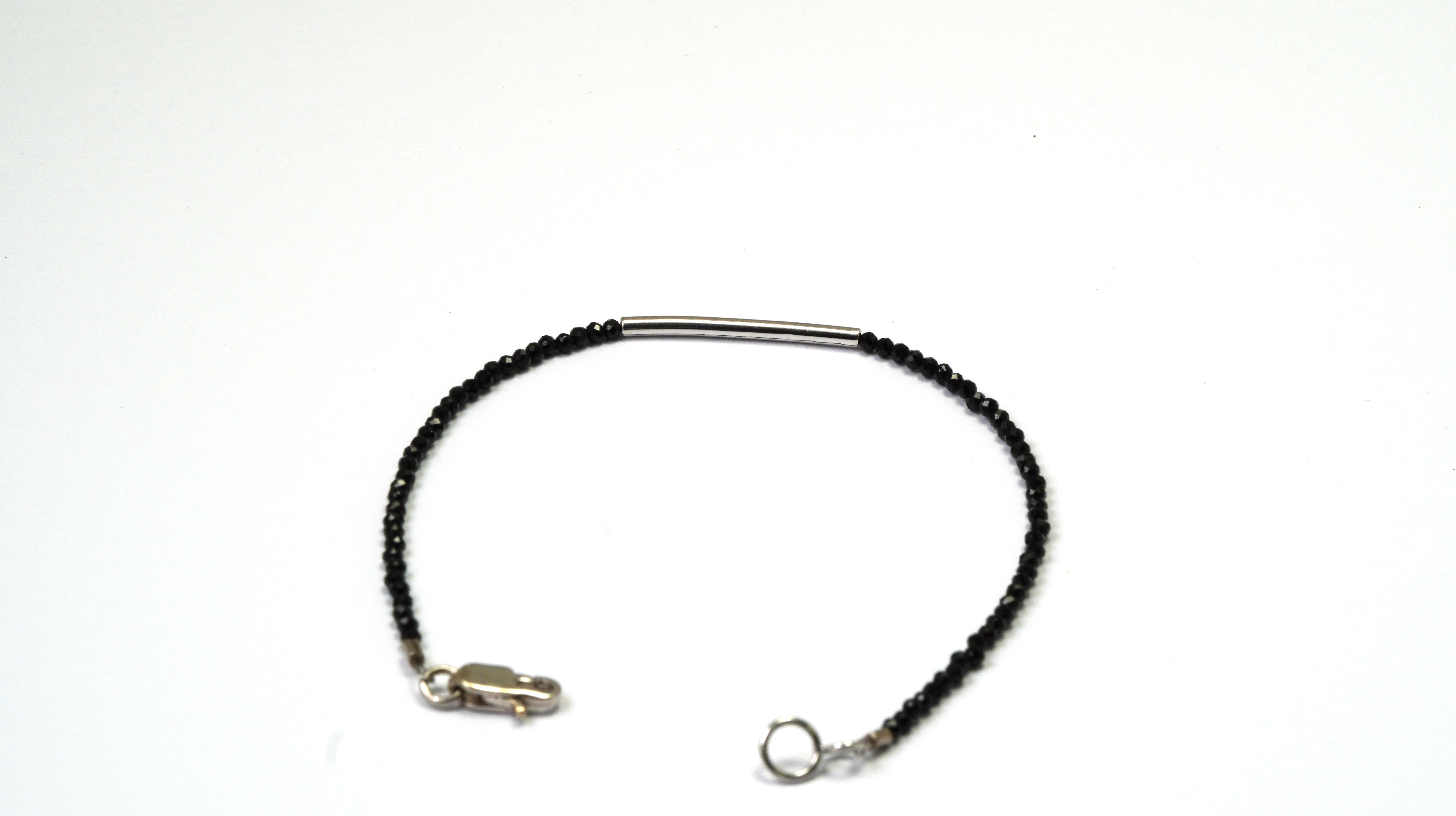 14 ct. White Gold Bracelet set with Black Spinel.
Gold Color: White
Dimensions: 17 cm (Lenght). 
Total weight: 2.00 grams 

Set with:
- Black Spinel
Cut: Ball Cut
Color: Black