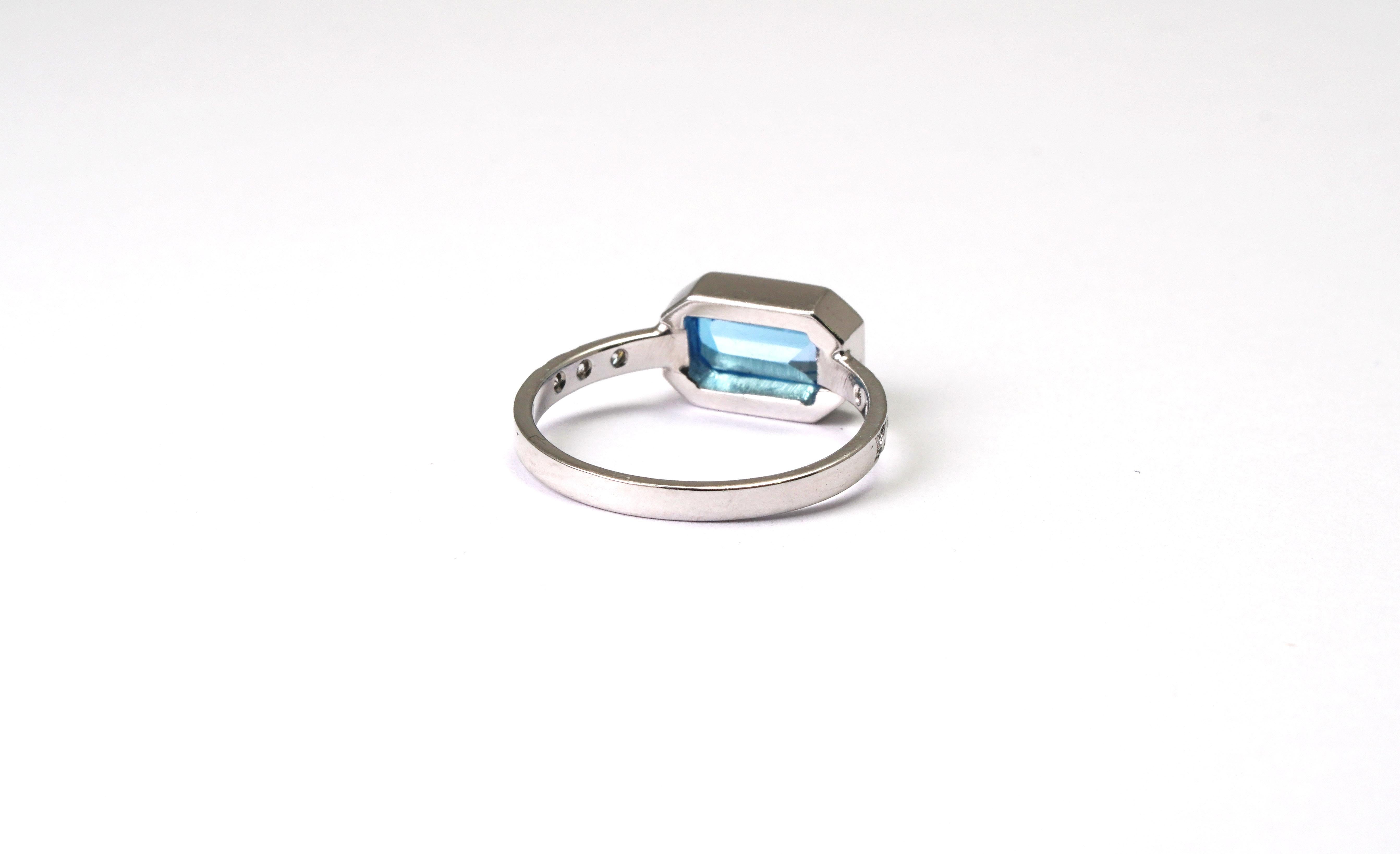 Modern 14 kt White Gold Blue Topaz Diamond Ring For Sale