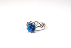 Anello in oro bianco 14 Kt con topazio blu