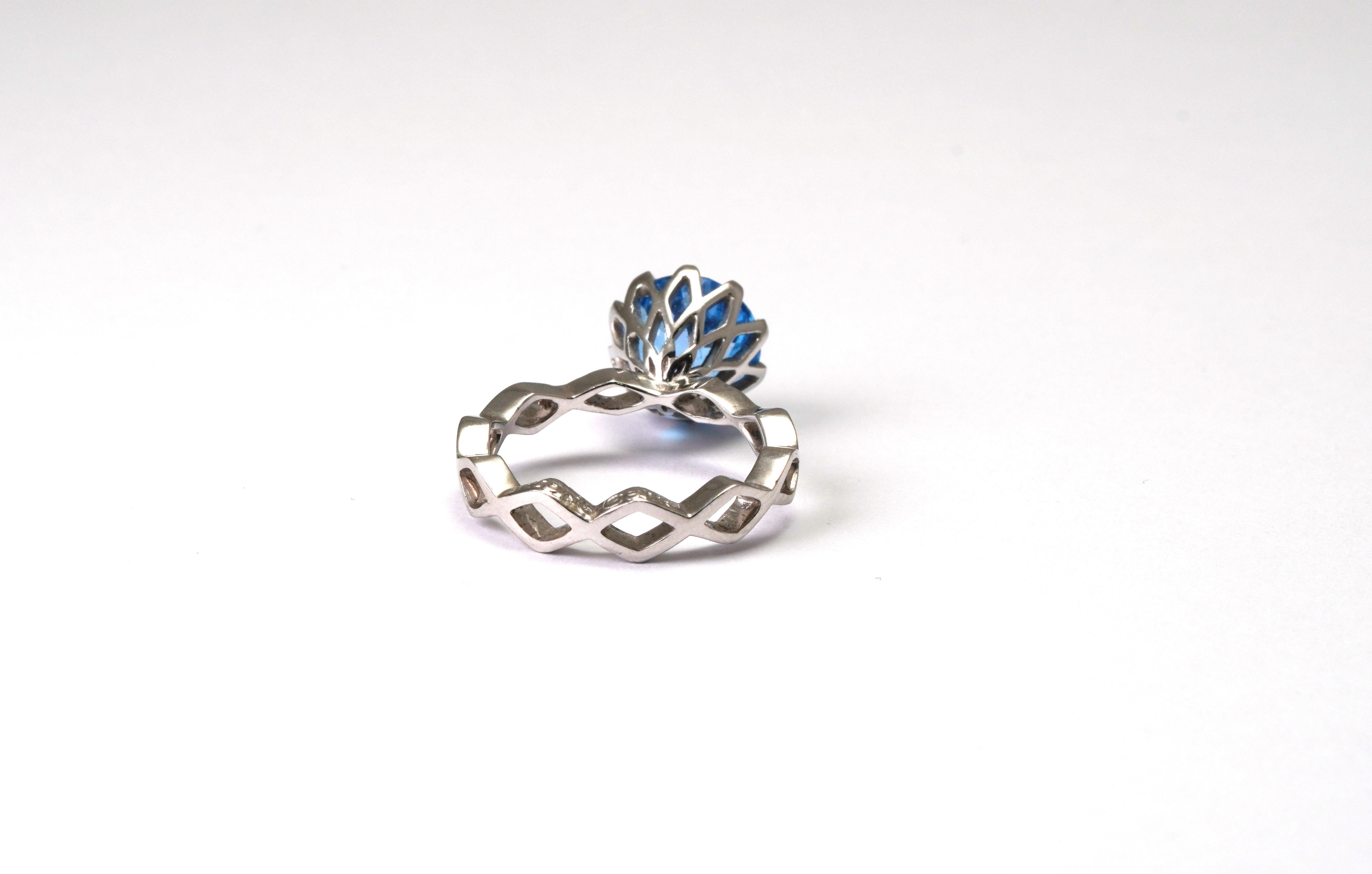 14 Kt White Gold Blue Topaz Ring In New Condition For Sale In София, BG