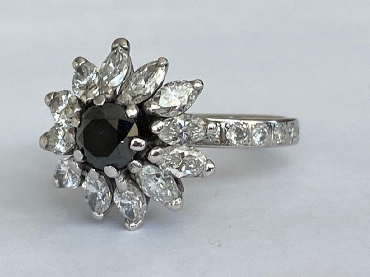 14 KT White gold  Vintage cocktail  Diamond Ring with white and black stones In Good Condition For Sale In AMSTERDAM, NL