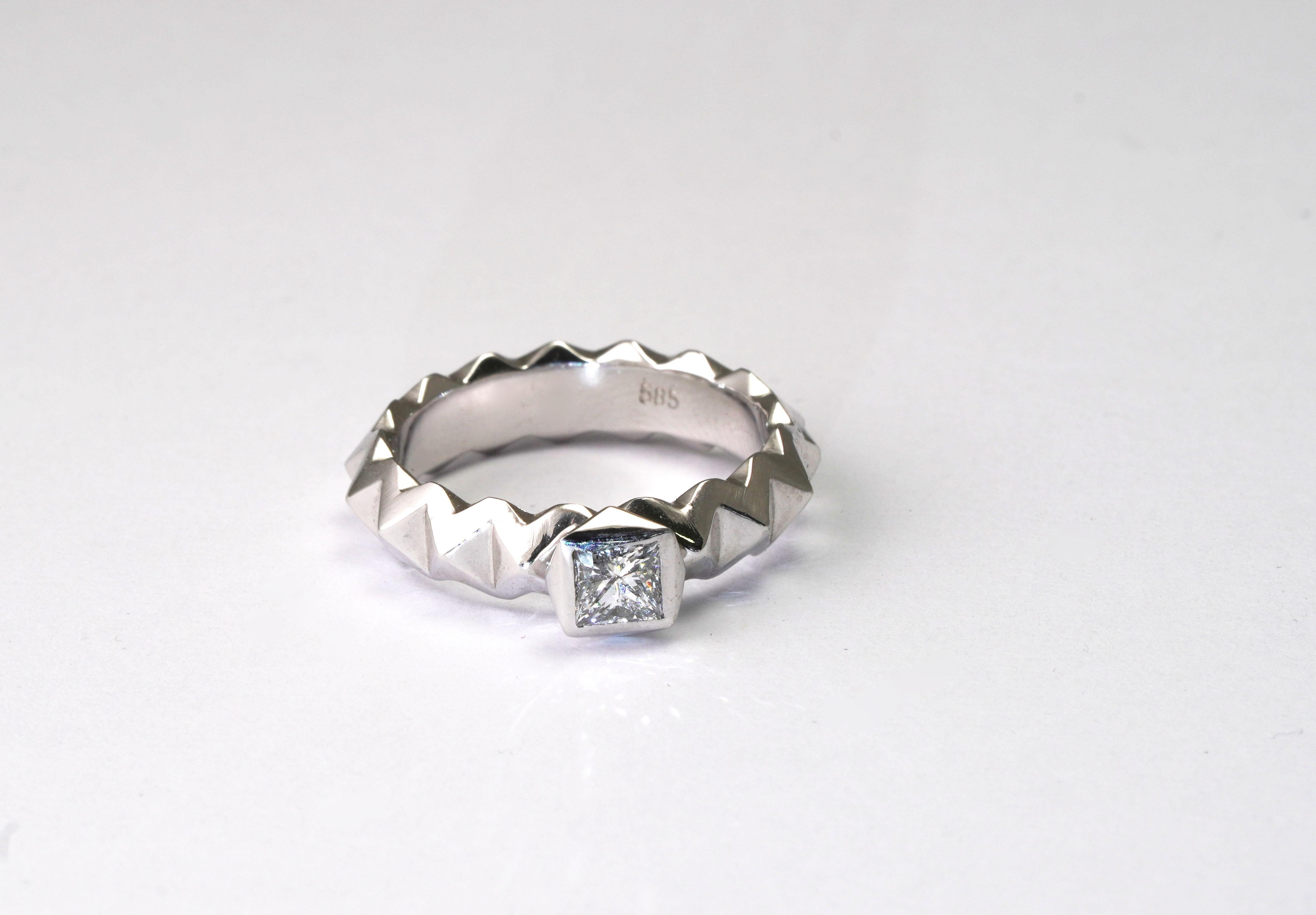 14 kt Gold Ring mit Diamant
Gold Farbe: Weiß
Ringgröße: 5 US
Gesamtgewicht: 4,50 Gramm

Set mit:
- Diamant
Schnitt: Prinzessin
Gewicht: 0,30 Karat