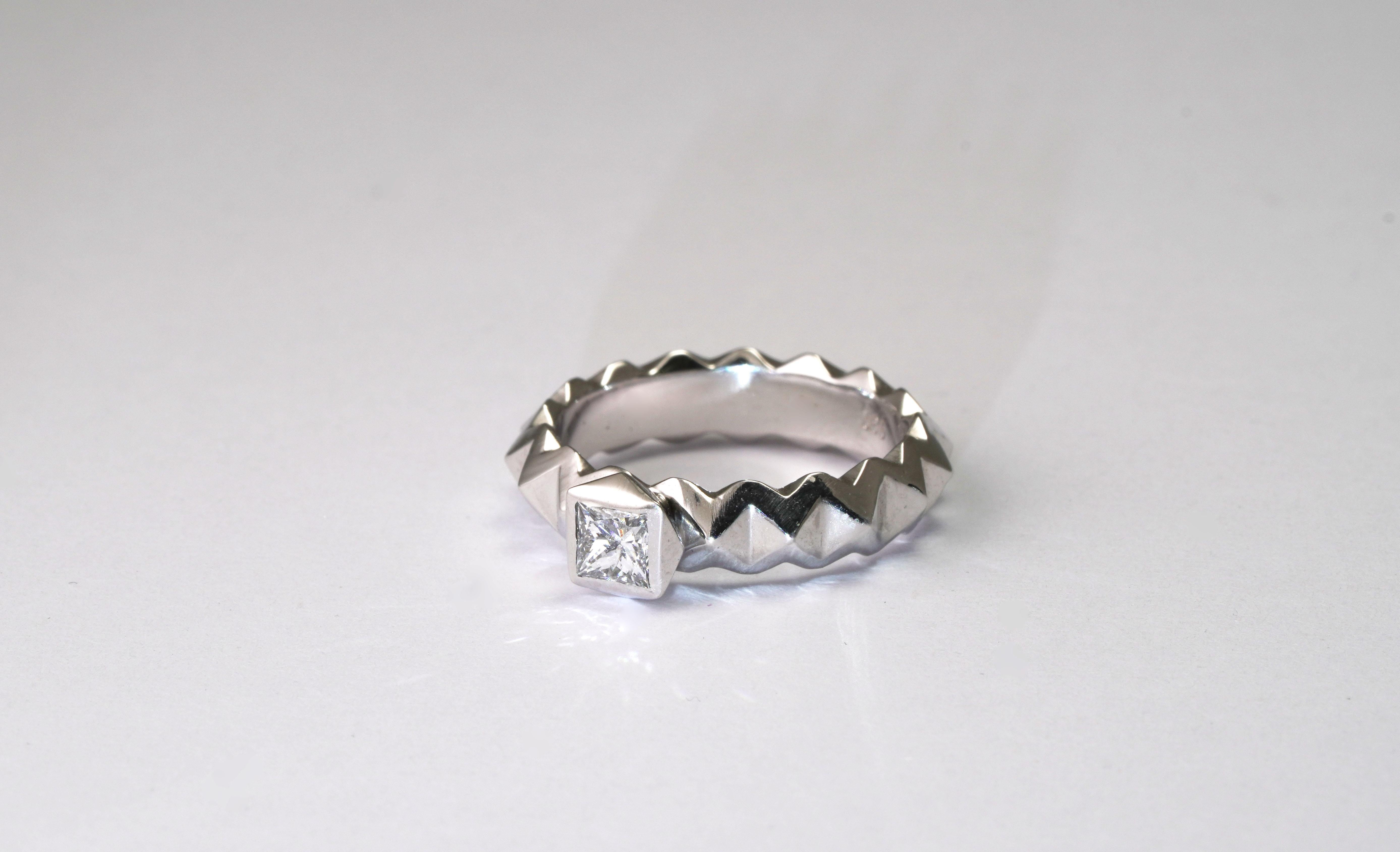 14 Karat White Gold Diamond Ring In New Condition For Sale In София, BG