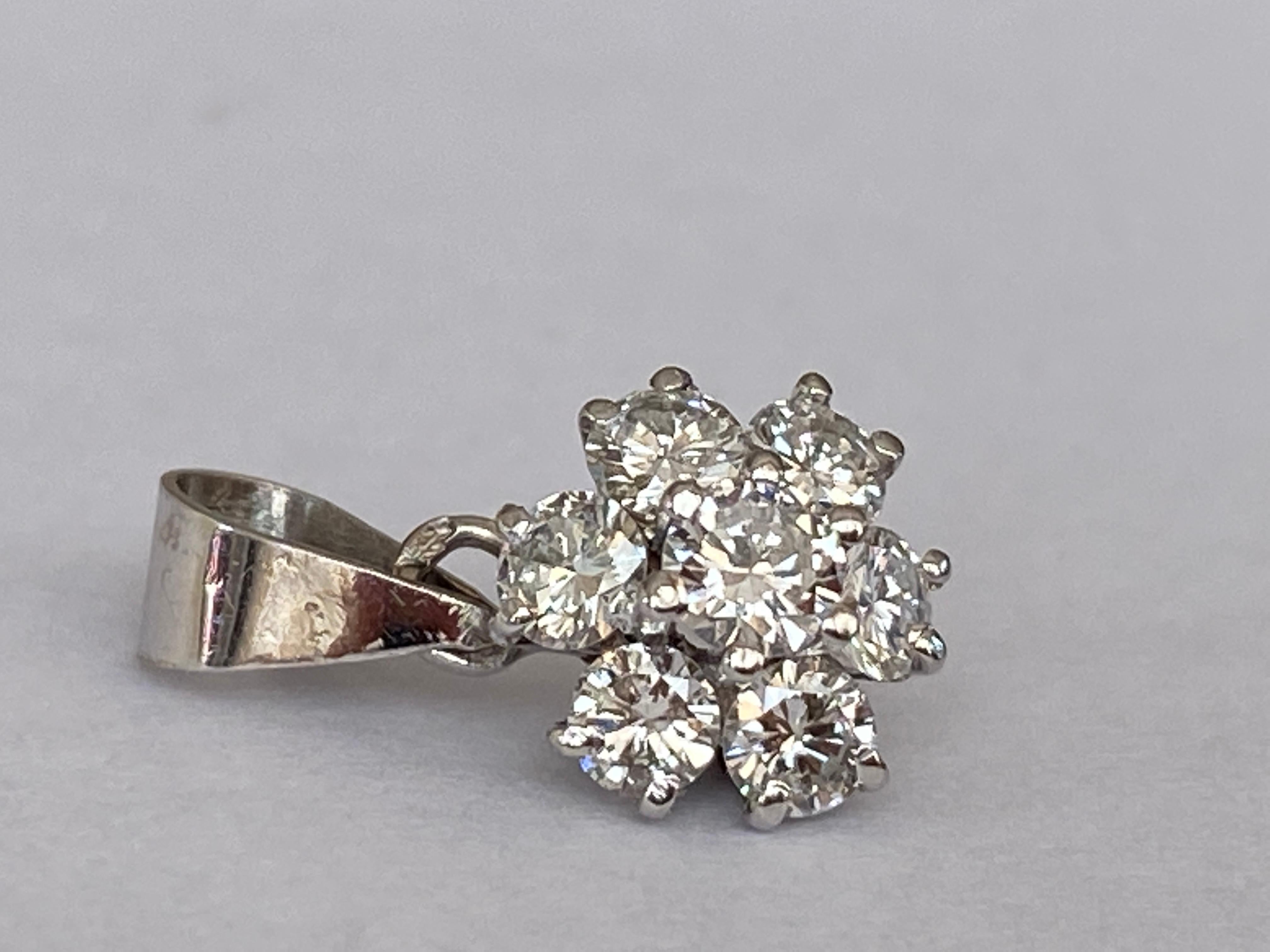 Offerto in buone condizioni, 14 kt  ciondolo a rosetta in oro bianco  con 1 diamante taglio brillante di circa 0,15 ct G/SI  e 6 diamanti taglio brillante per un totale di circa 0,48 carati di qualità G/VS/SI. Totalmente: 0,64 crt G/VS/SI
Grado: