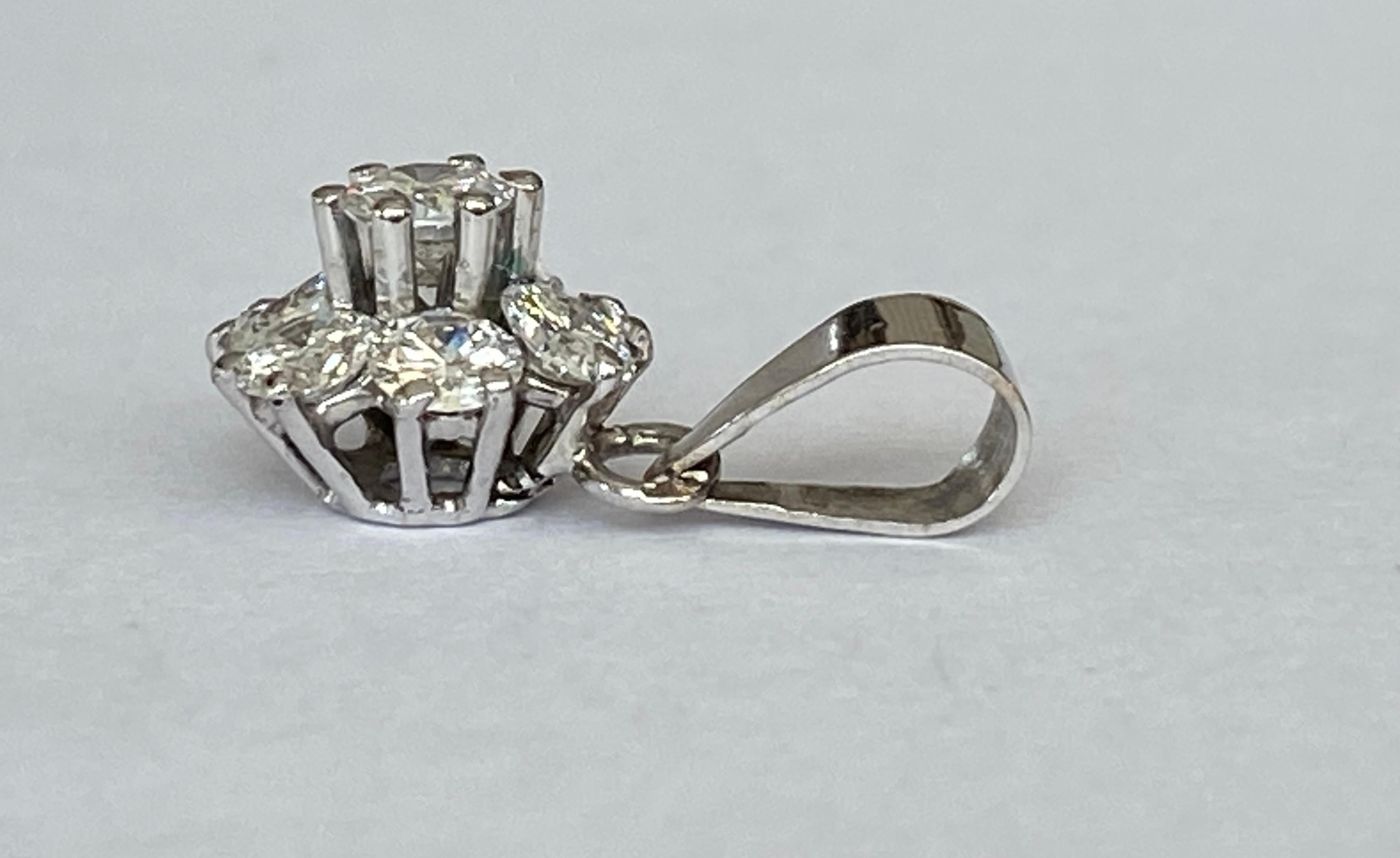 Pendente a rosetta con diamante in oro bianco 14 kt in vendita 1