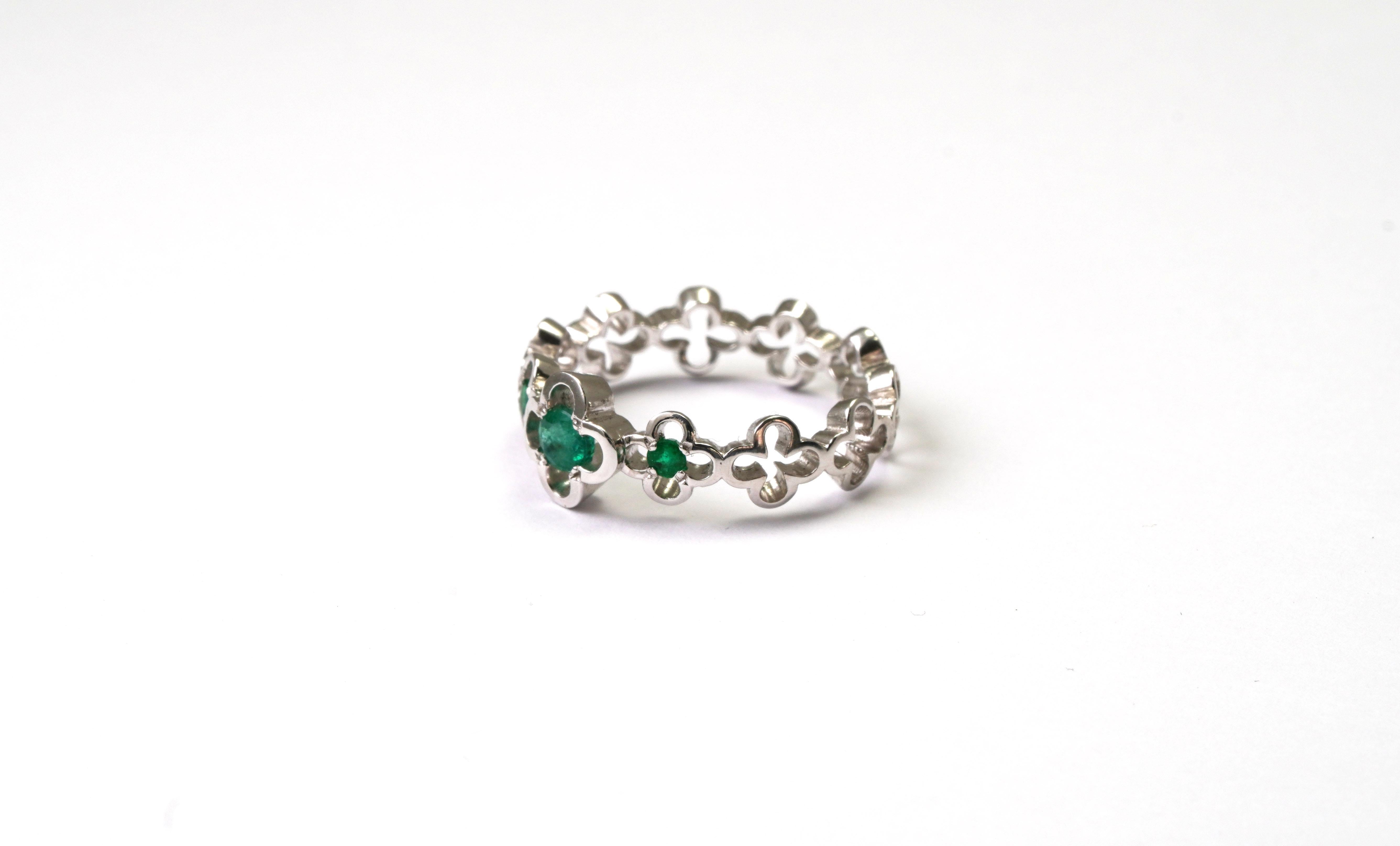 Round Cut 14 Kt White Gold Emerald Ring For Sale