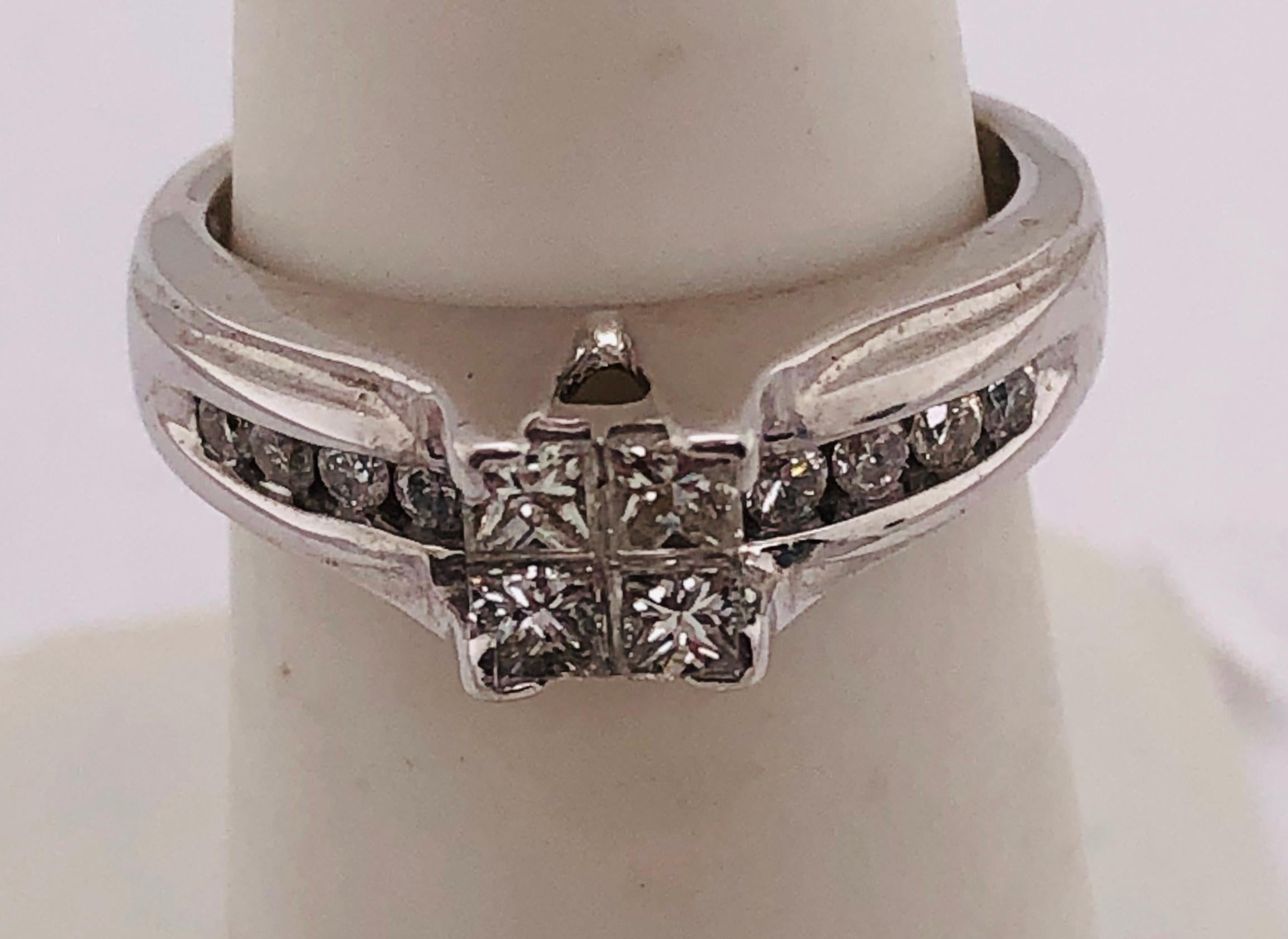 14 Karat White Gold Engagement Bridal Ring with Center Cluster Diamonds 1.00 TDW In Good Condition For Sale In Stamford, CT