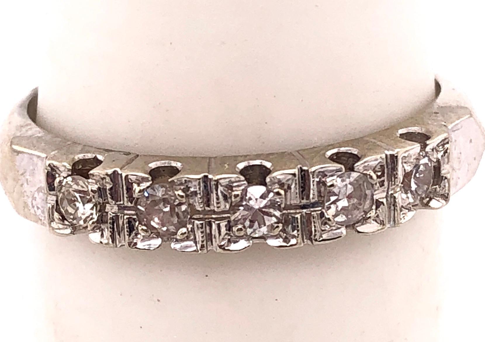 Moderne Alliance d'anniversaire en or blanc 14 carats avec cinq diamants (0,05 ct. pt.) en vente
