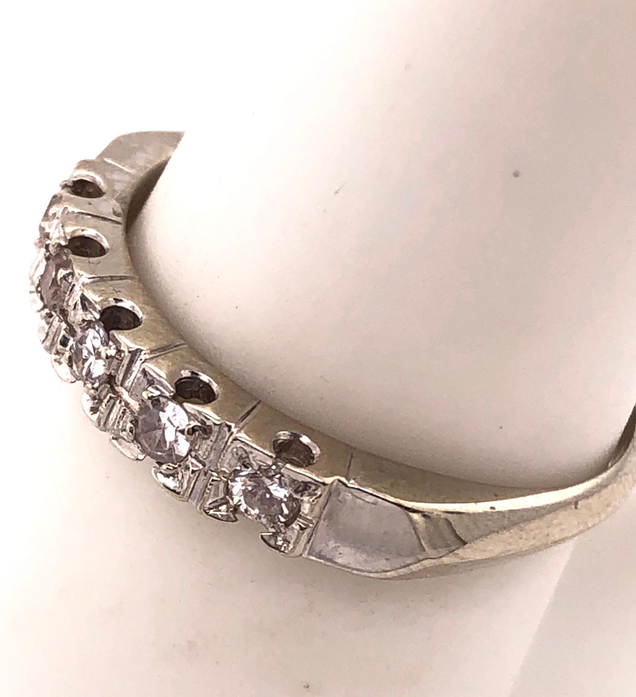 Taille ronde Alliance d'anniversaire en or blanc 14 carats avec cinq diamants (0,05 ct. pt.) en vente