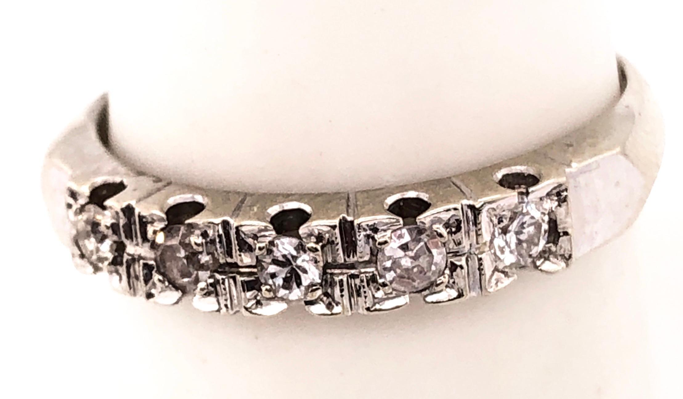 Alliance d'anniversaire en or blanc 14 carats avec cinq diamants (0,05 ct. pt.) Bon état - En vente à Manhasset, NY