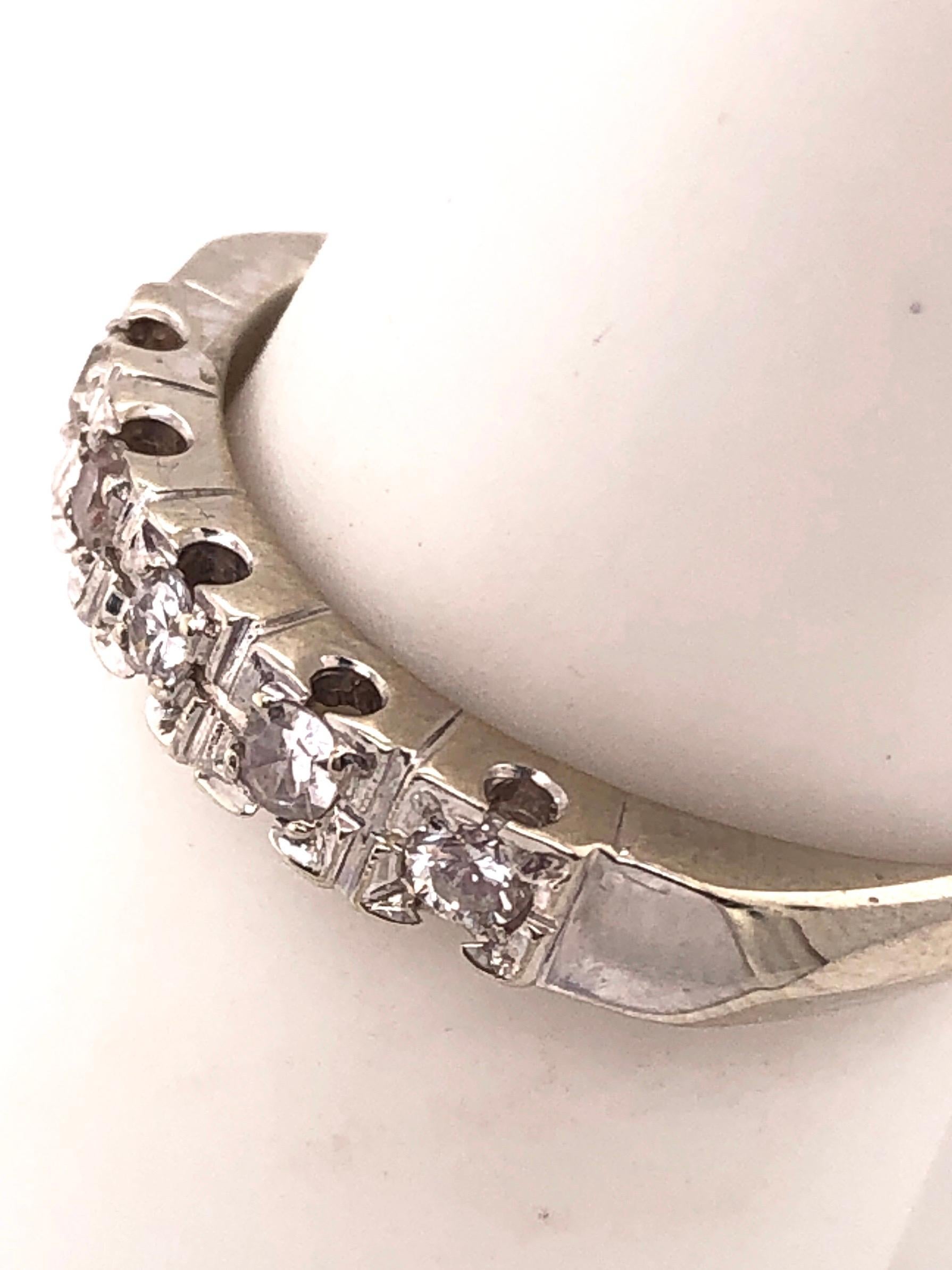 Alliance d'anniversaire en or blanc 14 carats avec cinq diamants (0,05 ct. pt.) en vente 1