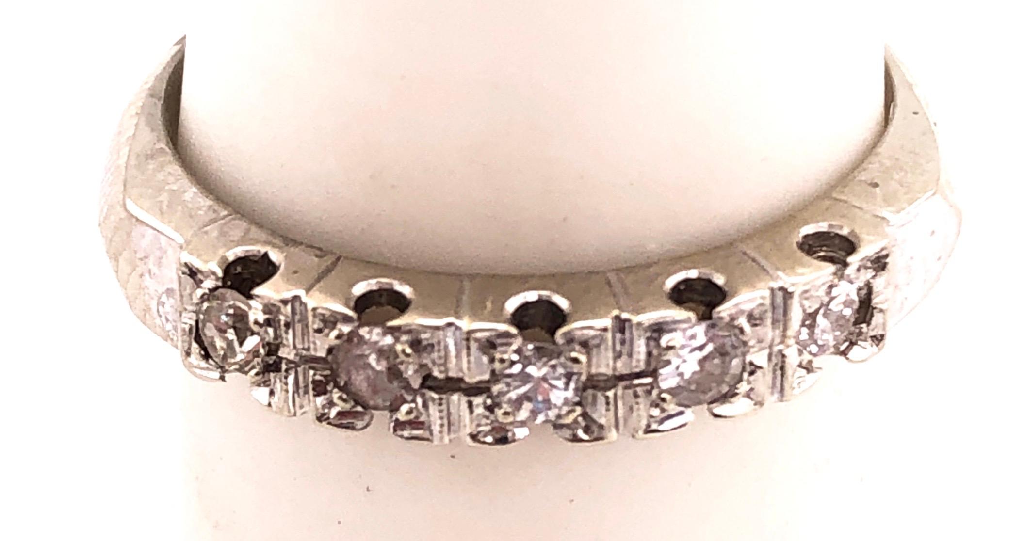 demi-annexe ou alliance en or blanc 14Kt avec cinq diamants 
0.35 Poids total des diamants. 
Taille 6.25
2.poids total de 70 grammes.