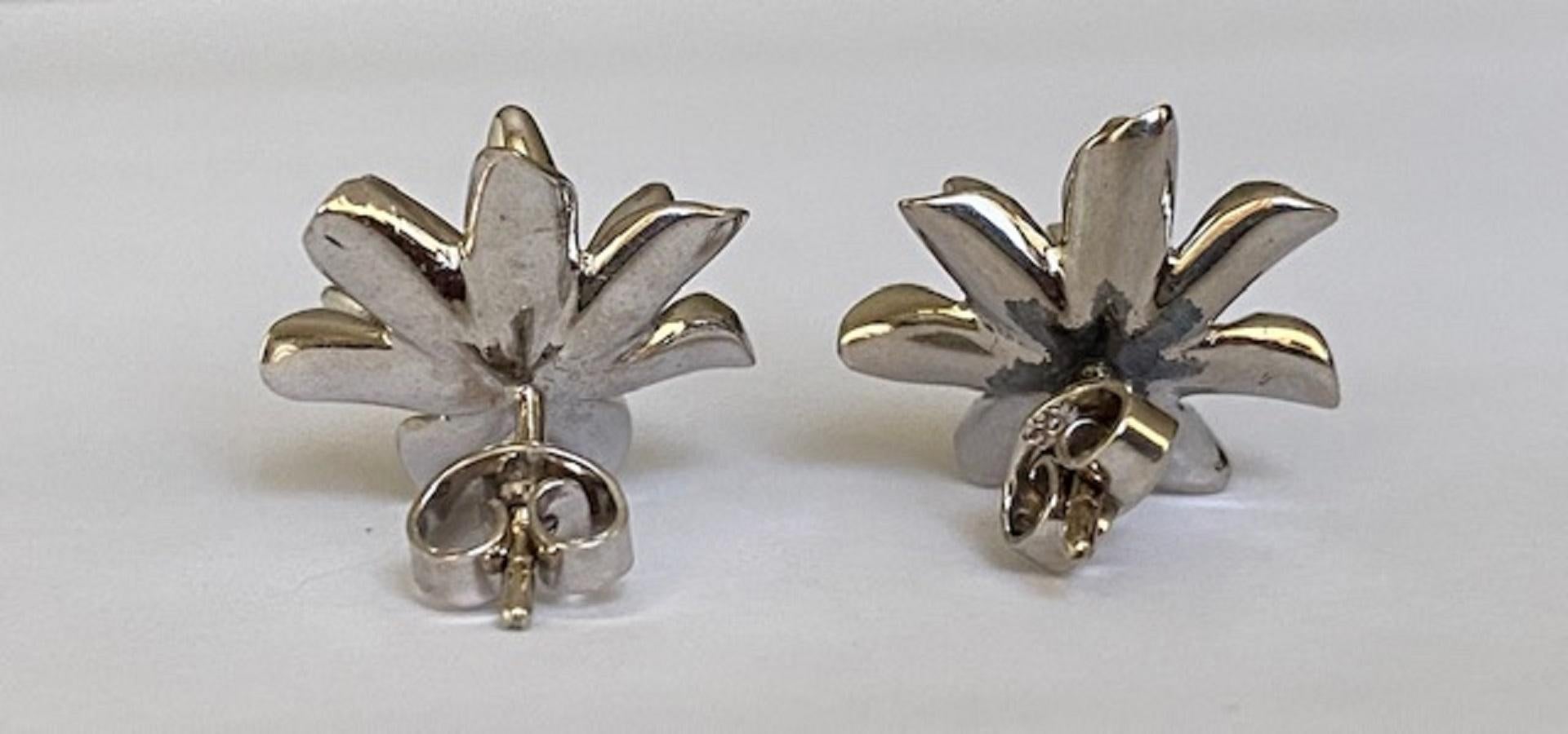 14 kt. White gold floral design Earrings with Diamonds For Sale 3