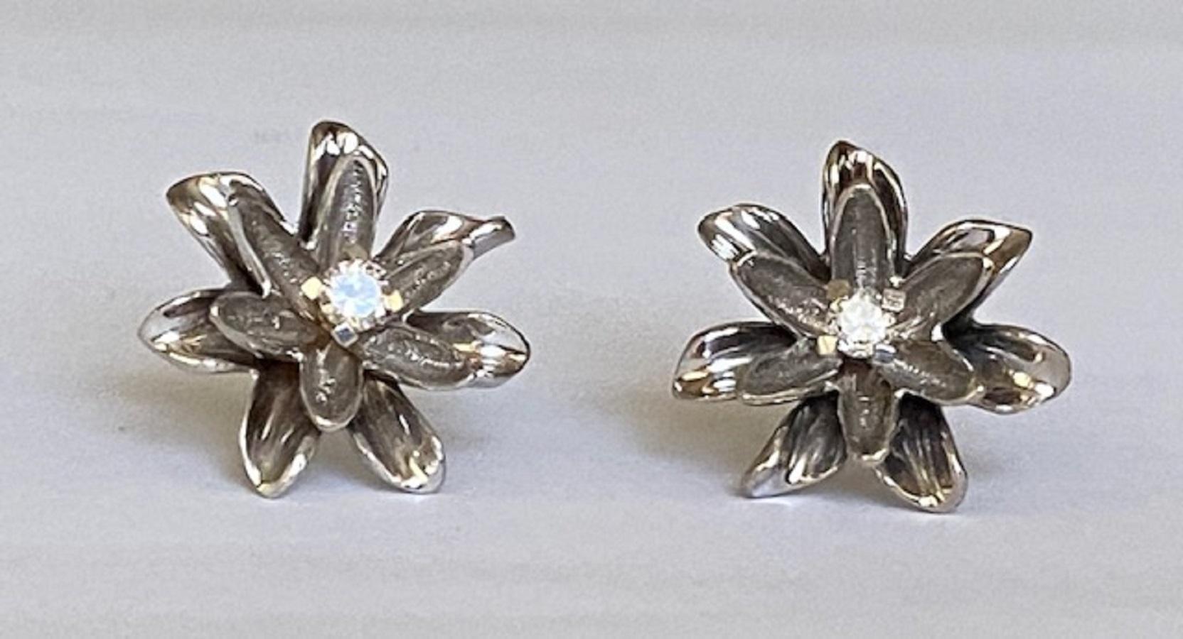 Contemporary 14 kt. White gold floral design Earrings with Diamonds For Sale