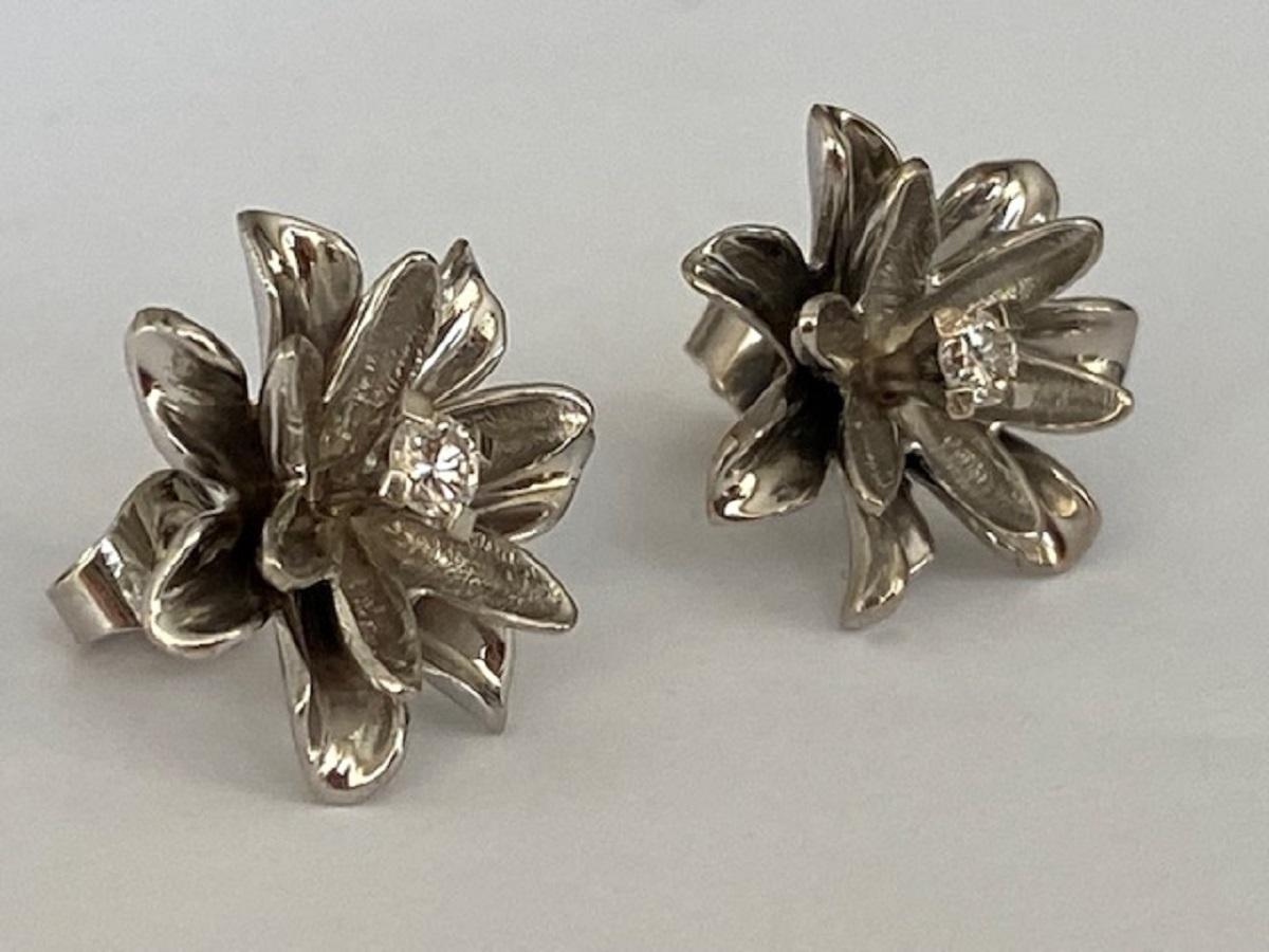 Brilliant Cut 14 kt. White gold floral design Earrings with Diamonds For Sale