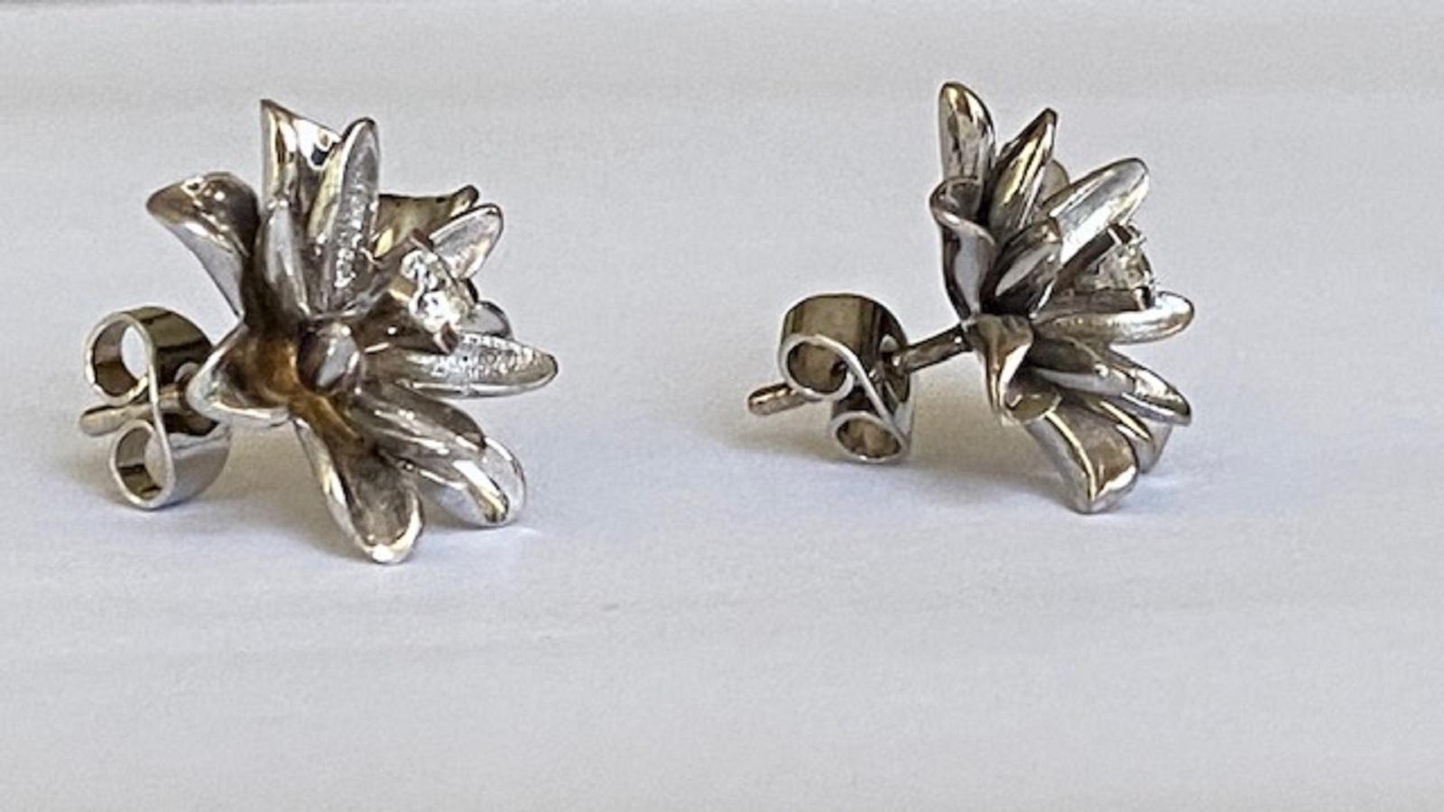 14 kt. White gold floral design Earrings with Diamonds In Excellent Condition For Sale In AMSTERDAM, NL